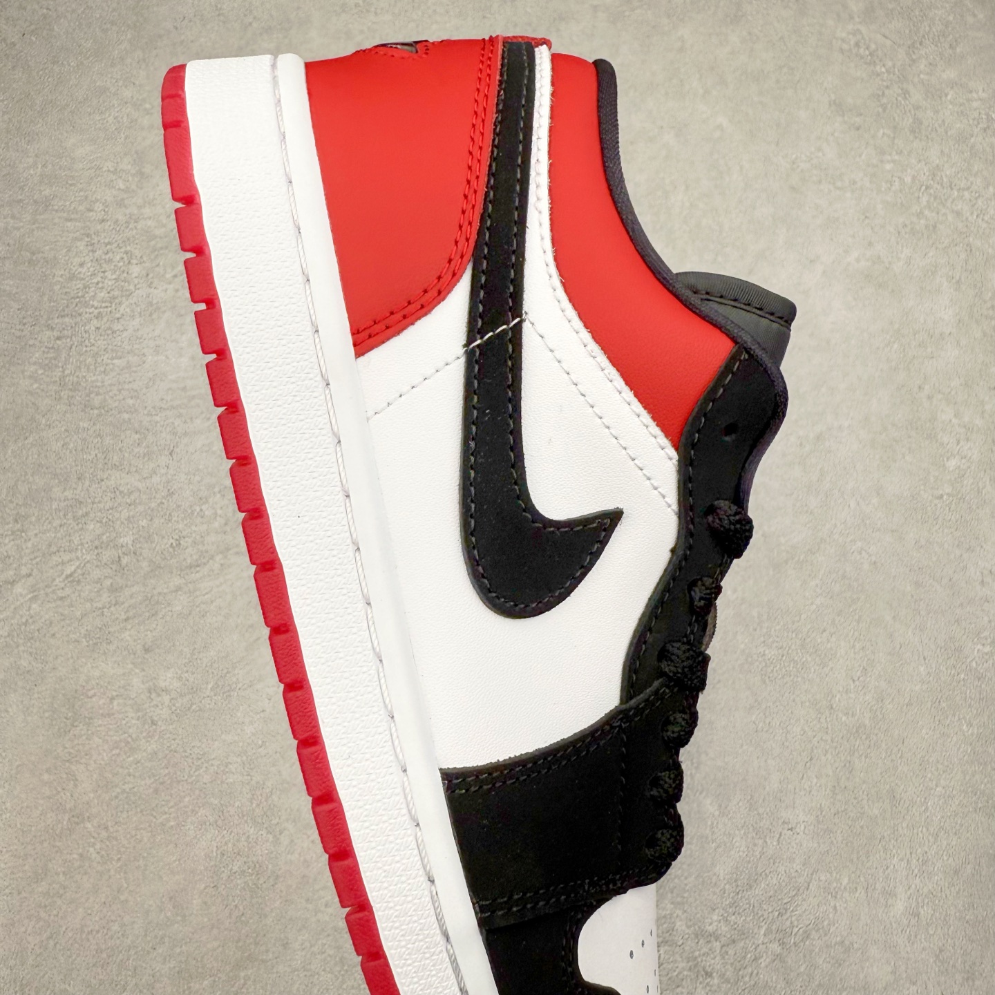 图片[6]-＃DT纯原 Air Jordan AJ1 Low 低帮 黑红黑脚趾 IB8971-106 终端优势供应 市面中低帮最具代表性版本没有之一 口碑大厂出品 品控大底版型不断改良更新 全套原纸板楦头开发 确保原汁原味 完美呈现版型 完美零毛边处理 原厂内置全掌气垫 价格定位良心 平台专用代工流水线出品 一眼公司既视感 拿到手的一瞬间就与众不同 碾压市面所有版本 全部原鞋开发 每一个配色都会采购原鞋确认细节 打破市面看图做货无好货之说 尺码：35.5 36 36.5 37.5 38 38.5 39 40 40.5 41 42 42.5 43 44 44.5 45 46-选品中心