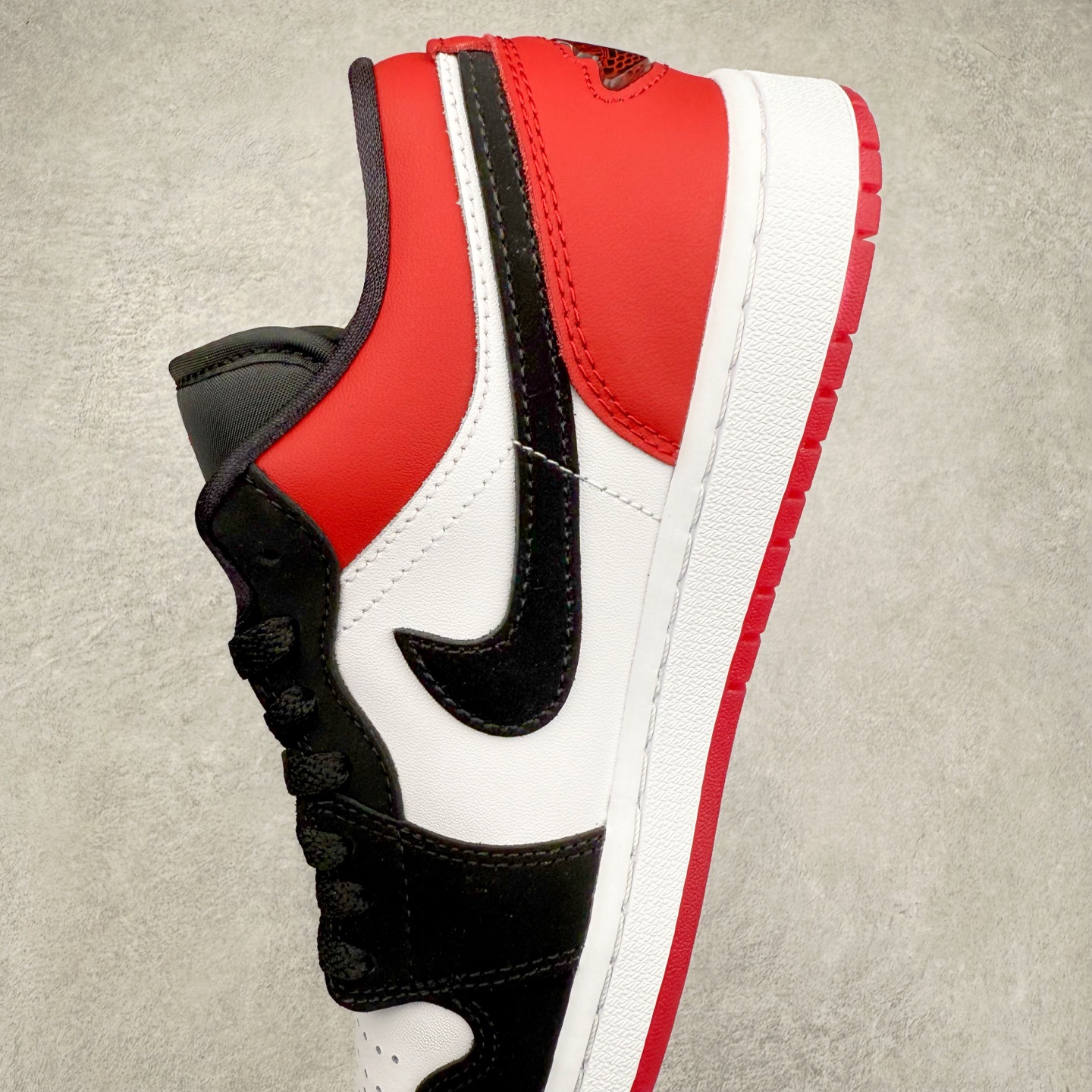 图片[7]-＃DT纯原 Air Jordan AJ1 Low 低帮 黑红黑脚趾 IB8971-106 终端优势供应 市面中低帮最具代表性版本没有之一 口碑大厂出品 品控大底版型不断改良更新 全套原纸板楦头开发 确保原汁原味 完美呈现版型 完美零毛边处理 原厂内置全掌气垫 价格定位良心 平台专用代工流水线出品 一眼公司既视感 拿到手的一瞬间就与众不同 碾压市面所有版本 全部原鞋开发 每一个配色都会采购原鞋确认细节 打破市面看图做货无好货之说 尺码：35.5 36 36.5 37.5 38 38.5 39 40 40.5 41 42 42.5 43 44 44.5 45 46-选品中心