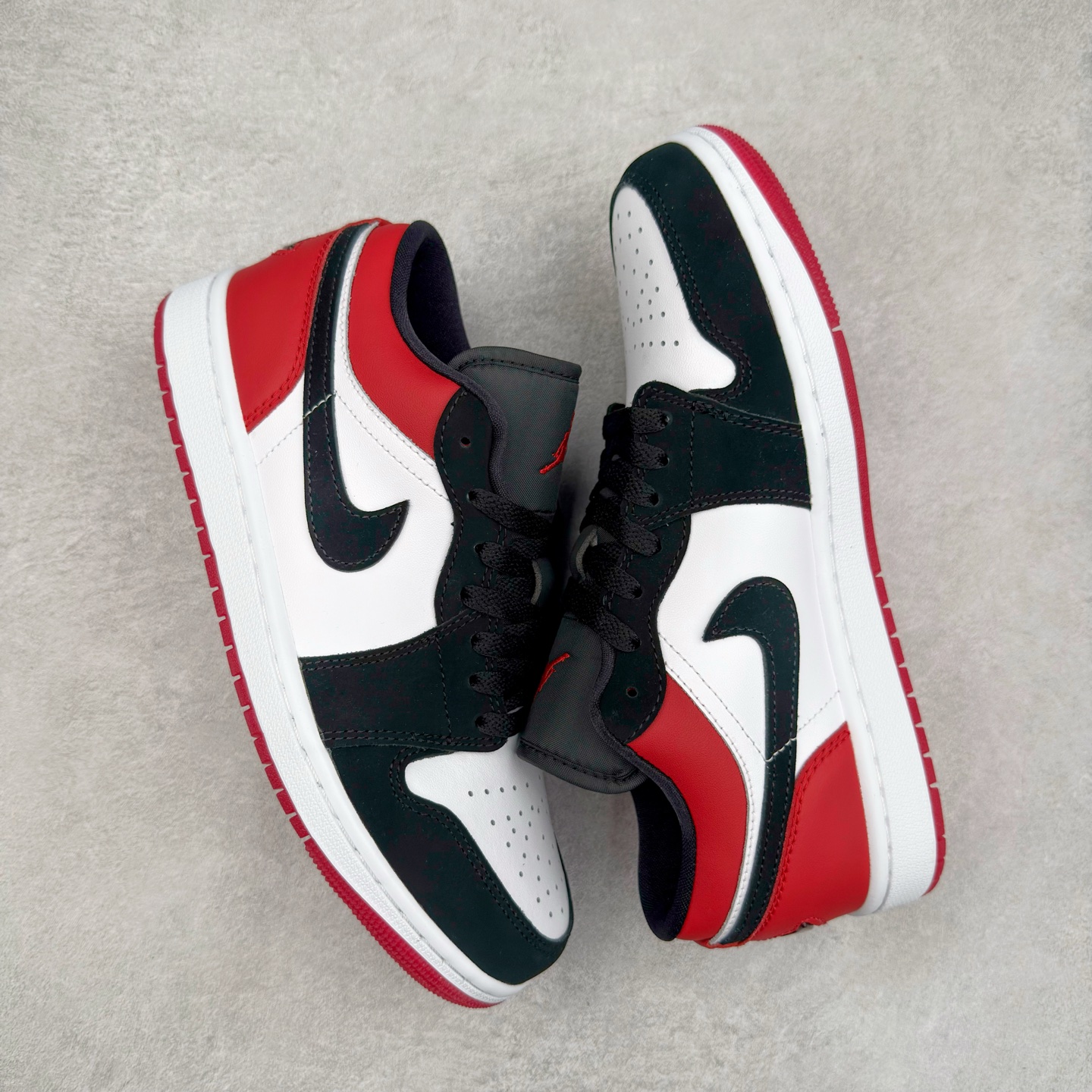 图片[3]-＃DT纯原 Air Jordan AJ1 Low 低帮 黑红黑脚趾 IB8971-106 终端优势供应 市面中低帮最具代表性版本没有之一 口碑大厂出品 品控大底版型不断改良更新 全套原纸板楦头开发 确保原汁原味 完美呈现版型 完美零毛边处理 原厂内置全掌气垫 价格定位良心 平台专用代工流水线出品 一眼公司既视感 拿到手的一瞬间就与众不同 碾压市面所有版本 全部原鞋开发 每一个配色都会采购原鞋确认细节 打破市面看图做货无好货之说 尺码：35.5 36 36.5 37.5 38 38.5 39 40 40.5 41 42 42.5 43 44 44.5 45 46-选品中心