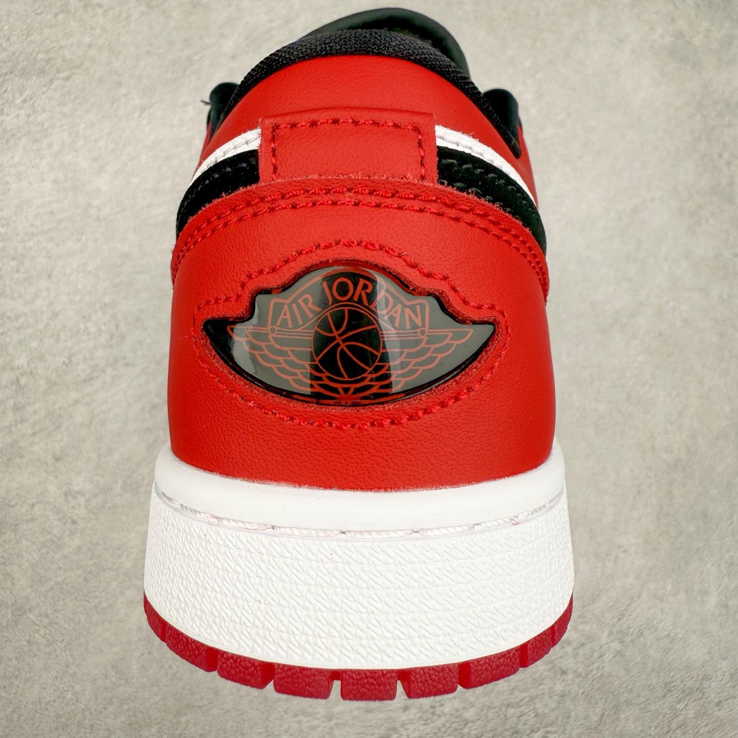 图片[8]-＃DT纯原 Air Jordan AJ1 Low 低帮 黑红黑脚趾 IB8971-106 终端优势供应 市面中低帮最具代表性版本没有之一 口碑大厂出品 品控大底版型不断改良更新 全套原纸板楦头开发 确保原汁原味 完美呈现版型 完美零毛边处理 原厂内置全掌气垫 价格定位良心 平台专用代工流水线出品 一眼公司既视感 拿到手的一瞬间就与众不同 碾压市面所有版本 全部原鞋开发 每一个配色都会采购原鞋确认细节 打破市面看图做货无好货之说 尺码：35.5 36 36.5 37.5 38 38.5 39 40 40.5 41 42 42.5 43 44 44.5 45 46-选品中心