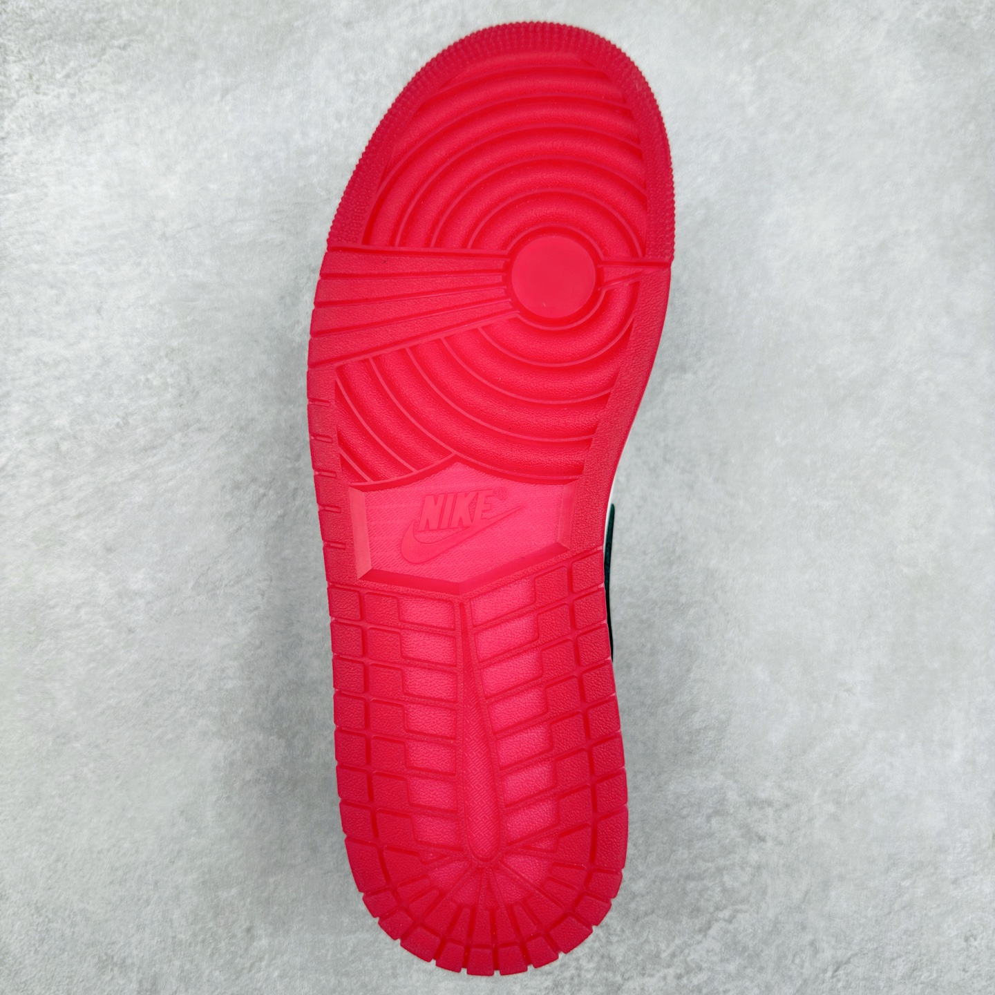 图片[9]-＃DT纯原 Air Jordan AJ1 Low 低帮 黑红黑脚趾 IB8971-106 终端优势供应 市面中低帮最具代表性版本没有之一 口碑大厂出品 品控大底版型不断改良更新 全套原纸板楦头开发 确保原汁原味 完美呈现版型 完美零毛边处理 原厂内置全掌气垫 价格定位良心 平台专用代工流水线出品 一眼公司既视感 拿到手的一瞬间就与众不同 碾压市面所有版本 全部原鞋开发 每一个配色都会采购原鞋确认细节 打破市面看图做货无好货之说 尺码：35.5 36 36.5 37.5 38 38.5 39 40 40.5 41 42 42.5 43 44 44.5 45 46-选品中心