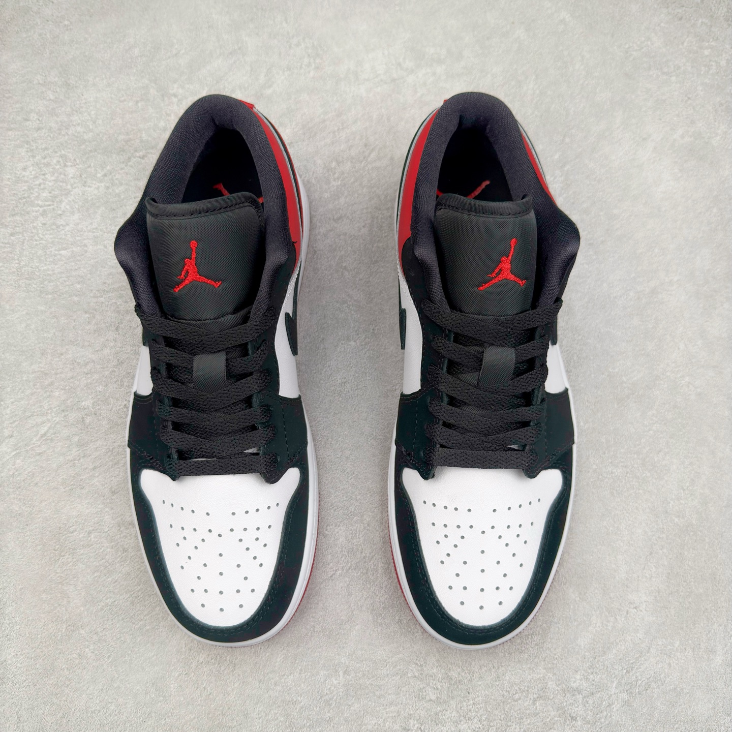 图片[2]-＃DT纯原 Air Jordan AJ1 Low 低帮 黑红黑脚趾 IB8971-106 终端优势供应 市面中低帮最具代表性版本没有之一 口碑大厂出品 品控大底版型不断改良更新 全套原纸板楦头开发 确保原汁原味 完美呈现版型 完美零毛边处理 原厂内置全掌气垫 价格定位良心 平台专用代工流水线出品 一眼公司既视感 拿到手的一瞬间就与众不同 碾压市面所有版本 全部原鞋开发 每一个配色都会采购原鞋确认细节 打破市面看图做货无好货之说 尺码：35.5 36 36.5 37.5 38 38.5 39 40 40.5 41 42 42.5 43 44 44.5 45 46-选品中心