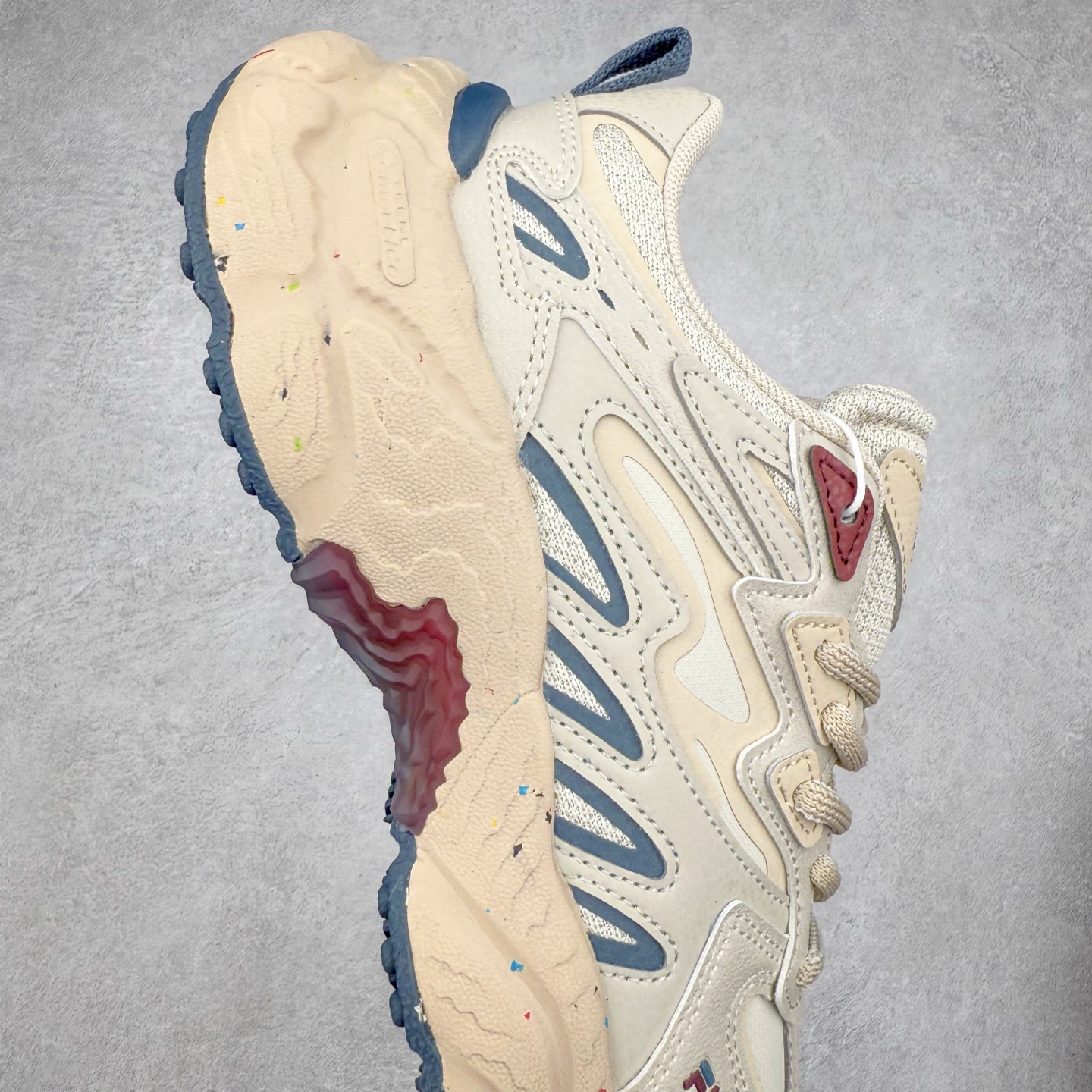 图片[6]-FILA FUSION Fluid 斐乐摩登潮牌防滑耐磨轻便运动鞋 FUSION 系列传承了 FILA 的百年基因，融入年轻运动及潮流文化，成为引领变革、创新突破的一代。以“1+N” 的跨界合作模式重现经典的同时创造经典。带来最出其不意的跨界合作惊喜。同时，FILAFUSION把FILA 的 DNA 融入到定制体验里，你可以随心制造厲于你的产品。FILA FUSION 的鞋家族涵盖了老爹鞋、跑步鞋、网球鞋、季节款。风格复古新潮，满足了时尚人士出行及各类运动的搭配需求，成为当下年轻人筷拥的鞋类品牌之一。FILA FUSION 走进年轻人的世界，通过年轻人运动，街舞，滑板，篮球，展现 FILA FUSION 的潮流态度和年轻文化。FILA FUSION 认为末来属于引领变革、创新突破的年轻一代，让我们一起构成 FILA 未来的蓝图吧！尺码：35.5 36 36.5 37.5 38 38.5 39 40 40.5 41 42 42.5 43 44 44.5 45 45.5-选品中心