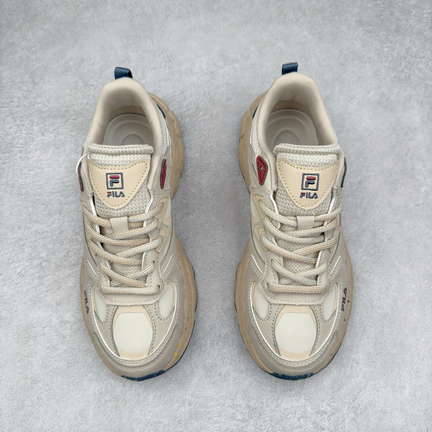 图片[2]-FILA FUSION Fluid 斐乐摩登潮牌防滑耐磨轻便运动鞋 FUSION 系列传承了 FILA 的百年基因，融入年轻运动及潮流文化，成为引领变革、创新突破的一代。以“1+N” 的跨界合作模式重现经典的同时创造经典。带来最出其不意的跨界合作惊喜。同时，FILAFUSION把FILA 的 DNA 融入到定制体验里，你可以随心制造厲于你的产品。FILA FUSION 的鞋家族涵盖了老爹鞋、跑步鞋、网球鞋、季节款。风格复古新潮，满足了时尚人士出行及各类运动的搭配需求，成为当下年轻人筷拥的鞋类品牌之一。FILA FUSION 走进年轻人的世界，通过年轻人运动，街舞，滑板，篮球，展现 FILA FUSION 的潮流态度和年轻文化。FILA FUSION 认为末来属于引领变革、创新突破的年轻一代，让我们一起构成 FILA 未来的蓝图吧！尺码：35.5 36 36.5 37.5 38 38.5 39 40 40.5 41 42 42.5 43 44 44.5 45 45.5-选品中心