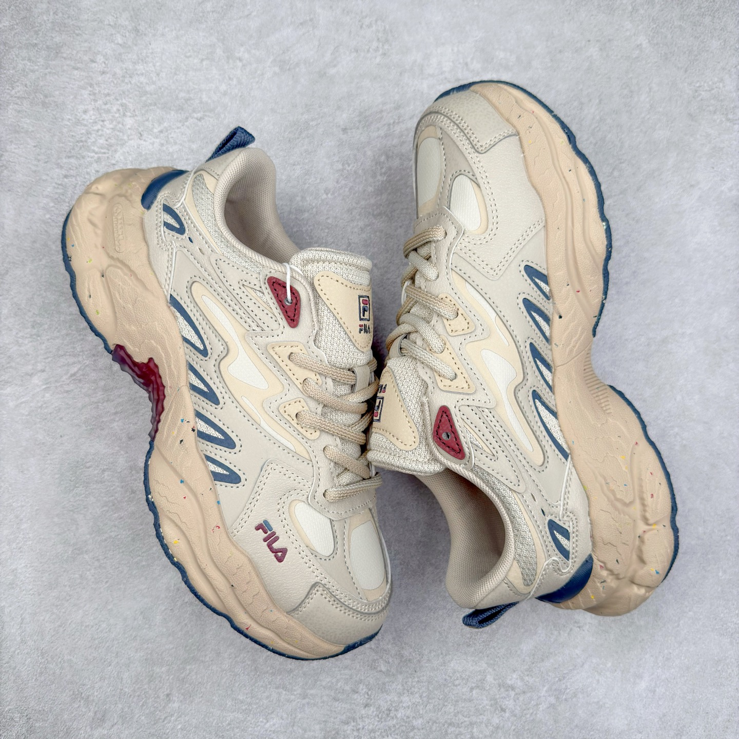 图片[3]-FILA FUSION Fluid 斐乐摩登潮牌防滑耐磨轻便运动鞋 FUSION 系列传承了 FILA 的百年基因，融入年轻运动及潮流文化，成为引领变革、创新突破的一代。以“1+N” 的跨界合作模式重现经典的同时创造经典。带来最出其不意的跨界合作惊喜。同时，FILAFUSION把FILA 的 DNA 融入到定制体验里，你可以随心制造厲于你的产品。FILA FUSION 的鞋家族涵盖了老爹鞋、跑步鞋、网球鞋、季节款。风格复古新潮，满足了时尚人士出行及各类运动的搭配需求，成为当下年轻人筷拥的鞋类品牌之一。FILA FUSION 走进年轻人的世界，通过年轻人运动，街舞，滑板，篮球，展现 FILA FUSION 的潮流态度和年轻文化。FILA FUSION 认为末来属于引领变革、创新突破的年轻一代，让我们一起构成 FILA 未来的蓝图吧！尺码：35.5 36 36.5 37.5 38 38.5 39 40 40.5 41 42 42.5 43 44 44.5 45 45.5-选品中心