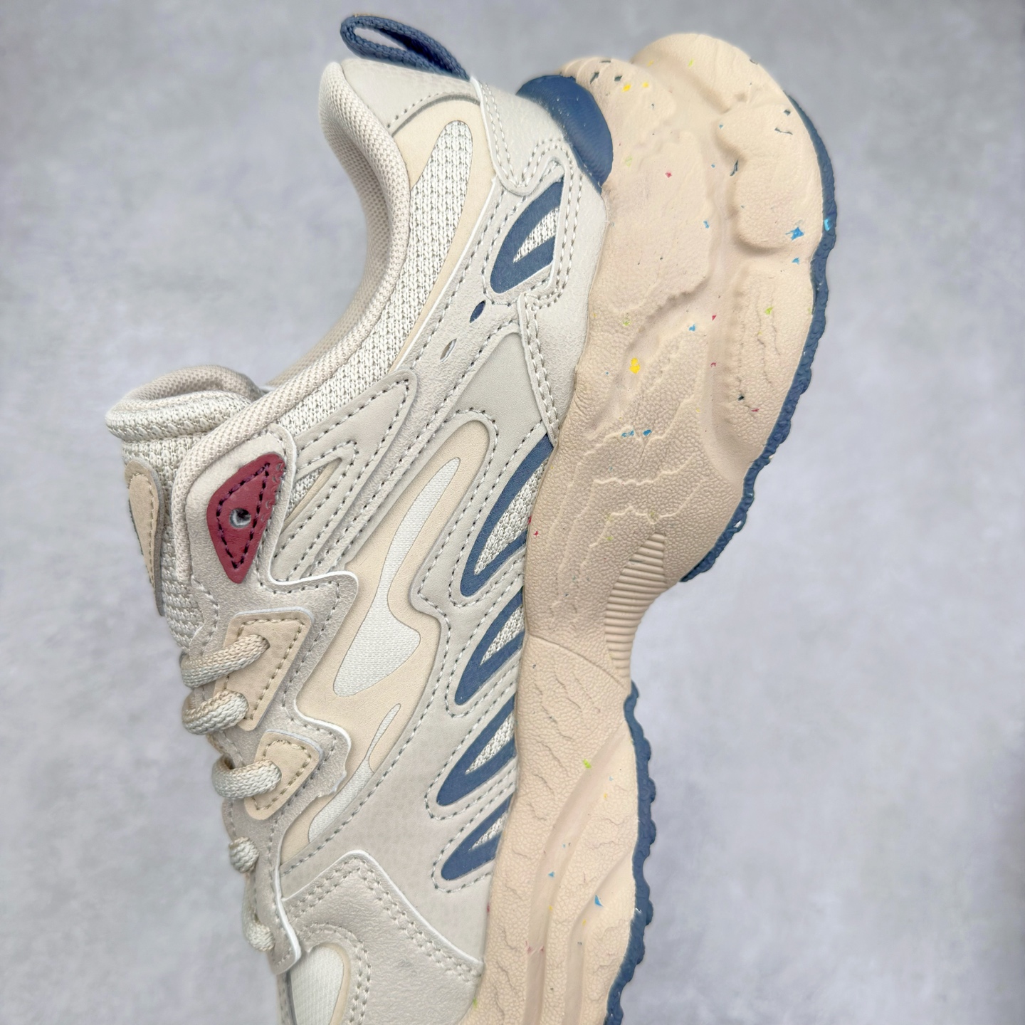 图片[7]-FILA FUSION Fluid 斐乐摩登潮牌防滑耐磨轻便运动鞋 FUSION 系列传承了 FILA 的百年基因，融入年轻运动及潮流文化，成为引领变革、创新突破的一代。以“1+N” 的跨界合作模式重现经典的同时创造经典。带来最出其不意的跨界合作惊喜。同时，FILAFUSION把FILA 的 DNA 融入到定制体验里，你可以随心制造厲于你的产品。FILA FUSION 的鞋家族涵盖了老爹鞋、跑步鞋、网球鞋、季节款。风格复古新潮，满足了时尚人士出行及各类运动的搭配需求，成为当下年轻人筷拥的鞋类品牌之一。FILA FUSION 走进年轻人的世界，通过年轻人运动，街舞，滑板，篮球，展现 FILA FUSION 的潮流态度和年轻文化。FILA FUSION 认为末来属于引领变革、创新突破的年轻一代，让我们一起构成 FILA 未来的蓝图吧！尺码：35.5 36 36.5 37.5 38 38.5 39 40 40.5 41 42 42.5 43 44 44.5 45 45.5-选品中心