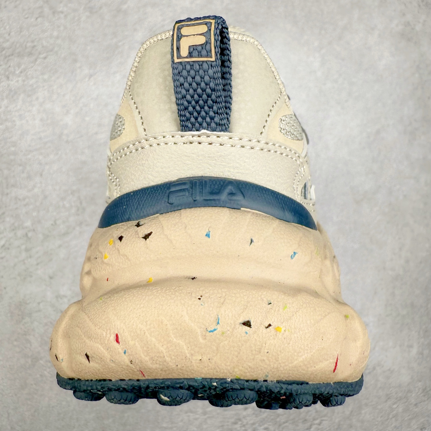 图片[8]-FILA FUSION Fluid 斐乐摩登潮牌防滑耐磨轻便运动鞋 FUSION 系列传承了 FILA 的百年基因，融入年轻运动及潮流文化，成为引领变革、创新突破的一代。以“1+N” 的跨界合作模式重现经典的同时创造经典。带来最出其不意的跨界合作惊喜。同时，FILAFUSION把FILA 的 DNA 融入到定制体验里，你可以随心制造厲于你的产品。FILA FUSION 的鞋家族涵盖了老爹鞋、跑步鞋、网球鞋、季节款。风格复古新潮，满足了时尚人士出行及各类运动的搭配需求，成为当下年轻人筷拥的鞋类品牌之一。FILA FUSION 走进年轻人的世界，通过年轻人运动，街舞，滑板，篮球，展现 FILA FUSION 的潮流态度和年轻文化。FILA FUSION 认为末来属于引领变革、创新突破的年轻一代，让我们一起构成 FILA 未来的蓝图吧！尺码：35.5 36 36.5 37.5 38 38.5 39 40 40.5 41 42 42.5 43 44 44.5 45 45.5-选品中心