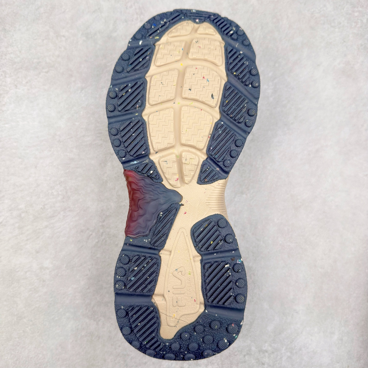 图片[9]-FILA FUSION Fluid 斐乐摩登潮牌防滑耐磨轻便运动鞋 FUSION 系列传承了 FILA 的百年基因，融入年轻运动及潮流文化，成为引领变革、创新突破的一代。以“1+N” 的跨界合作模式重现经典的同时创造经典。带来最出其不意的跨界合作惊喜。同时，FILAFUSION把FILA 的 DNA 融入到定制体验里，你可以随心制造厲于你的产品。FILA FUSION 的鞋家族涵盖了老爹鞋、跑步鞋、网球鞋、季节款。风格复古新潮，满足了时尚人士出行及各类运动的搭配需求，成为当下年轻人筷拥的鞋类品牌之一。FILA FUSION 走进年轻人的世界，通过年轻人运动，街舞，滑板，篮球，展现 FILA FUSION 的潮流态度和年轻文化。FILA FUSION 认为末来属于引领变革、创新突破的年轻一代，让我们一起构成 FILA 未来的蓝图吧！尺码：35.5 36 36.5 37.5 38 38.5 39 40 40.5 41 42 42.5 43 44 44.5 45 45.5-选品中心