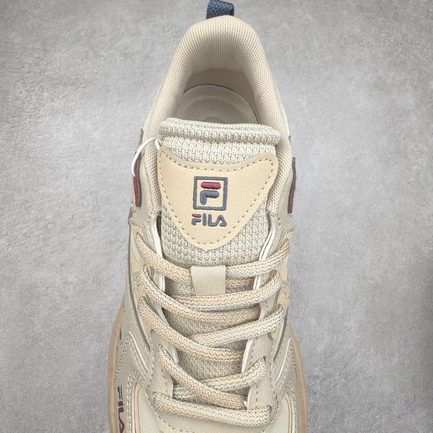 图片[5]-FILA FUSION Fluid 斐乐摩登潮牌防滑耐磨轻便运动鞋 FUSION 系列传承了 FILA 的百年基因，融入年轻运动及潮流文化，成为引领变革、创新突破的一代。以“1+N” 的跨界合作模式重现经典的同时创造经典。带来最出其不意的跨界合作惊喜。同时，FILAFUSION把FILA 的 DNA 融入到定制体验里，你可以随心制造厲于你的产品。FILA FUSION 的鞋家族涵盖了老爹鞋、跑步鞋、网球鞋、季节款。风格复古新潮，满足了时尚人士出行及各类运动的搭配需求，成为当下年轻人筷拥的鞋类品牌之一。FILA FUSION 走进年轻人的世界，通过年轻人运动，街舞，滑板，篮球，展现 FILA FUSION 的潮流态度和年轻文化。FILA FUSION 认为末来属于引领变革、创新突破的年轻一代，让我们一起构成 FILA 未来的蓝图吧！尺码：35.5 36 36.5 37.5 38 38.5 39 40 40.5 41 42 42.5 43 44 44.5 45 45.5-选品中心