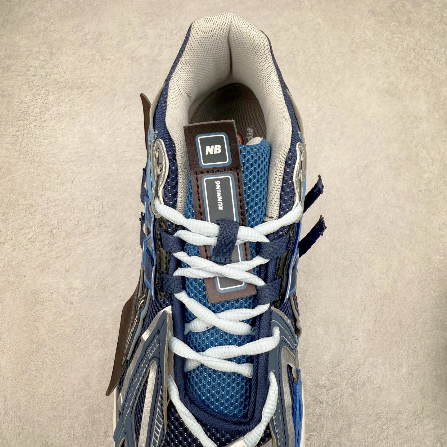 图片[5]-New Balance M1906R NB新百伦系列复古老爹风休闲运动慢跑鞋 日韩出口特供订单 全网最全配色 配套商长期套现长期补货 全新货品 正常出厂触屏不到的单价 超级跑量款 全套原楦原纸板原厂数据开发 进口三明治网面 原装进口翻毛皮料正确绒感卡色 正确中底拉帮中底网布细节 采用轻质牛剖革拼接透气网眼衬垫织物鞋面材质 T-Beam大底提供足步弓支撑 保持步态稳定 后跟搭载外露缓震胶 鞋身整体以各种深浅不一的灰色覆盖 鞋头以淡蓝色调装饰 网眼衬垫通过不规律的色块实现做旧的美感 泛黄的鞋底更是进一步增添了复古气息 尺码：36 37 37.5 38 38.5 39.5 40 40.5 41.5 42 42.5 43 44 45-选品中心