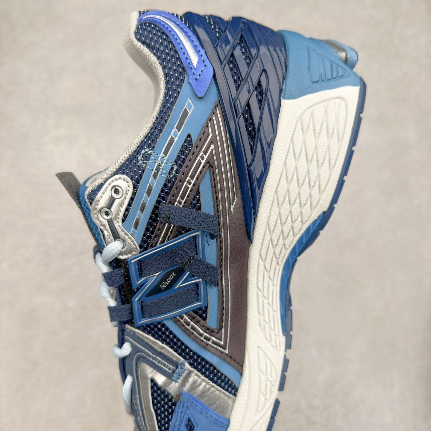 图片[7]-New Balance M1906R NB新百伦系列复古老爹风休闲运动慢跑鞋 日韩出口特供订单 全网最全配色 配套商长期套现长期补货 全新货品 正常出厂触屏不到的单价 超级跑量款 全套原楦原纸板原厂数据开发 进口三明治网面 原装进口翻毛皮料正确绒感卡色 正确中底拉帮中底网布细节 采用轻质牛剖革拼接透气网眼衬垫织物鞋面材质 T-Beam大底提供足步弓支撑 保持步态稳定 后跟搭载外露缓震胶 鞋身整体以各种深浅不一的灰色覆盖 鞋头以淡蓝色调装饰 网眼衬垫通过不规律的色块实现做旧的美感 泛黄的鞋底更是进一步增添了复古气息 尺码：36 37 37.5 38 38.5 39.5 40 40.5 41.5 42 42.5 43 44 45-选品中心