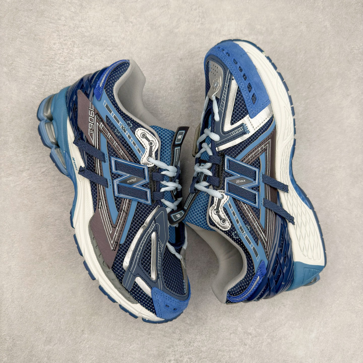 图片[3]-New Balance M1906R NB新百伦系列复古老爹风休闲运动慢跑鞋 日韩出口特供订单 全网最全配色 配套商长期套现长期补货 全新货品 正常出厂触屏不到的单价 超级跑量款 全套原楦原纸板原厂数据开发 进口三明治网面 原装进口翻毛皮料正确绒感卡色 正确中底拉帮中底网布细节 采用轻质牛剖革拼接透气网眼衬垫织物鞋面材质 T-Beam大底提供足步弓支撑 保持步态稳定 后跟搭载外露缓震胶 鞋身整体以各种深浅不一的灰色覆盖 鞋头以淡蓝色调装饰 网眼衬垫通过不规律的色块实现做旧的美感 泛黄的鞋底更是进一步增添了复古气息 尺码：36 37 37.5 38 38.5 39.5 40 40.5 41.5 42 42.5 43 44 45-选品中心