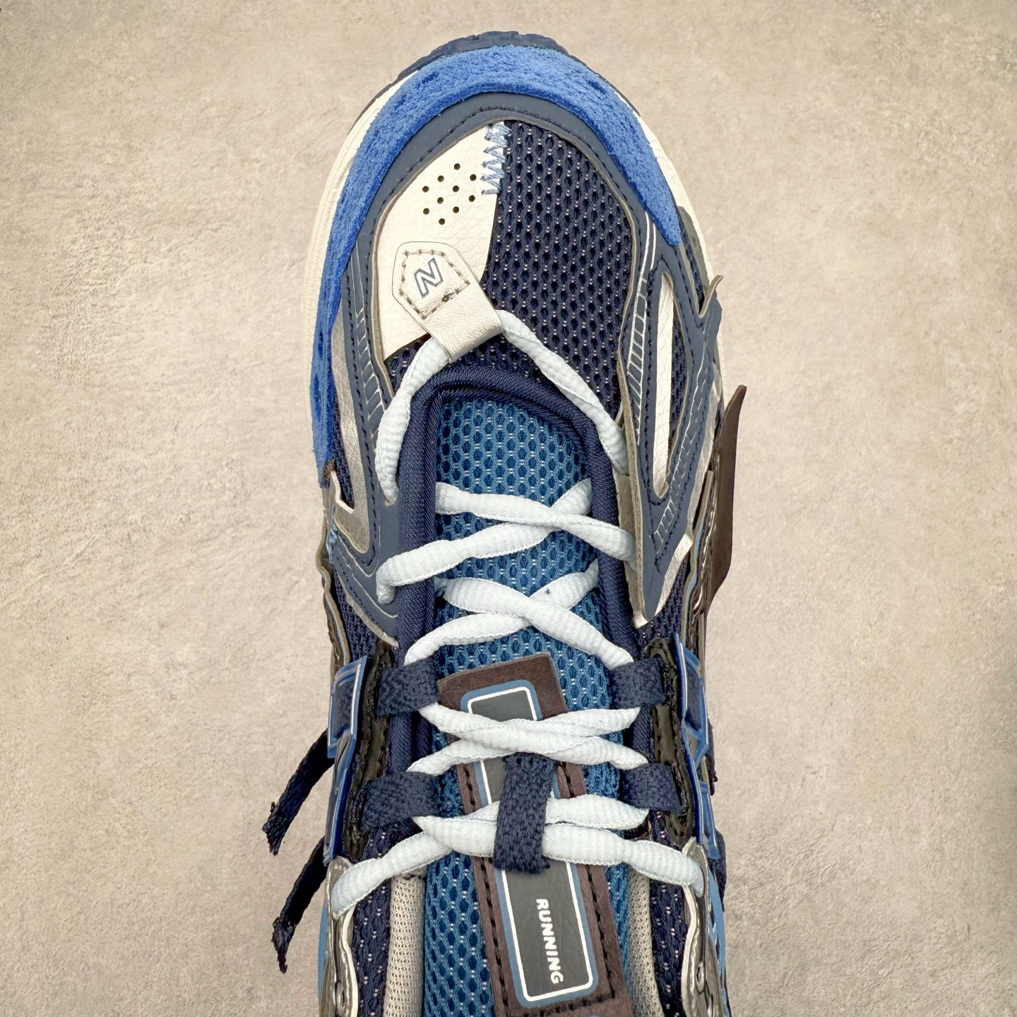 图片[4]-New Balance M1906R NB新百伦系列复古老爹风休闲运动慢跑鞋 日韩出口特供订单 全网最全配色 配套商长期套现长期补货 全新货品 正常出厂触屏不到的单价 超级跑量款 全套原楦原纸板原厂数据开发 进口三明治网面 原装进口翻毛皮料正确绒感卡色 正确中底拉帮中底网布细节 采用轻质牛剖革拼接透气网眼衬垫织物鞋面材质 T-Beam大底提供足步弓支撑 保持步态稳定 后跟搭载外露缓震胶 鞋身整体以各种深浅不一的灰色覆盖 鞋头以淡蓝色调装饰 网眼衬垫通过不规律的色块实现做旧的美感 泛黄的鞋底更是进一步增添了复古气息 尺码：36 37 37.5 38 38.5 39.5 40 40.5 41.5 42 42.5 43 44 45-选品中心