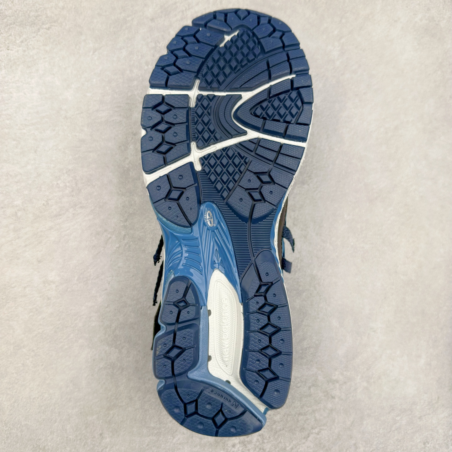 图片[9]-New Balance M1906R NB新百伦系列复古老爹风休闲运动慢跑鞋 日韩出口特供订单 全网最全配色 配套商长期套现长期补货 全新货品 正常出厂触屏不到的单价 超级跑量款 全套原楦原纸板原厂数据开发 进口三明治网面 原装进口翻毛皮料正确绒感卡色 正确中底拉帮中底网布细节 采用轻质牛剖革拼接透气网眼衬垫织物鞋面材质 T-Beam大底提供足步弓支撑 保持步态稳定 后跟搭载外露缓震胶 鞋身整体以各种深浅不一的灰色覆盖 鞋头以淡蓝色调装饰 网眼衬垫通过不规律的色块实现做旧的美感 泛黄的鞋底更是进一步增添了复古气息 尺码：36 37 37.5 38 38.5 39.5 40 40.5 41.5 42 42.5 43 44 45-选品中心