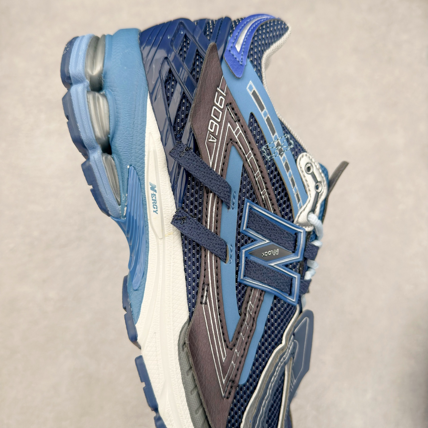 图片[6]-New Balance M1906R NB新百伦系列复古老爹风休闲运动慢跑鞋 日韩出口特供订单 全网最全配色 配套商长期套现长期补货 全新货品 正常出厂触屏不到的单价 超级跑量款 全套原楦原纸板原厂数据开发 进口三明治网面 原装进口翻毛皮料正确绒感卡色 正确中底拉帮中底网布细节 采用轻质牛剖革拼接透气网眼衬垫织物鞋面材质 T-Beam大底提供足步弓支撑 保持步态稳定 后跟搭载外露缓震胶 鞋身整体以各种深浅不一的灰色覆盖 鞋头以淡蓝色调装饰 网眼衬垫通过不规律的色块实现做旧的美感 泛黄的鞋底更是进一步增添了复古气息 尺码：36 37 37.5 38 38.5 39.5 40 40.5 41.5 42 42.5 43 44 45-选品中心