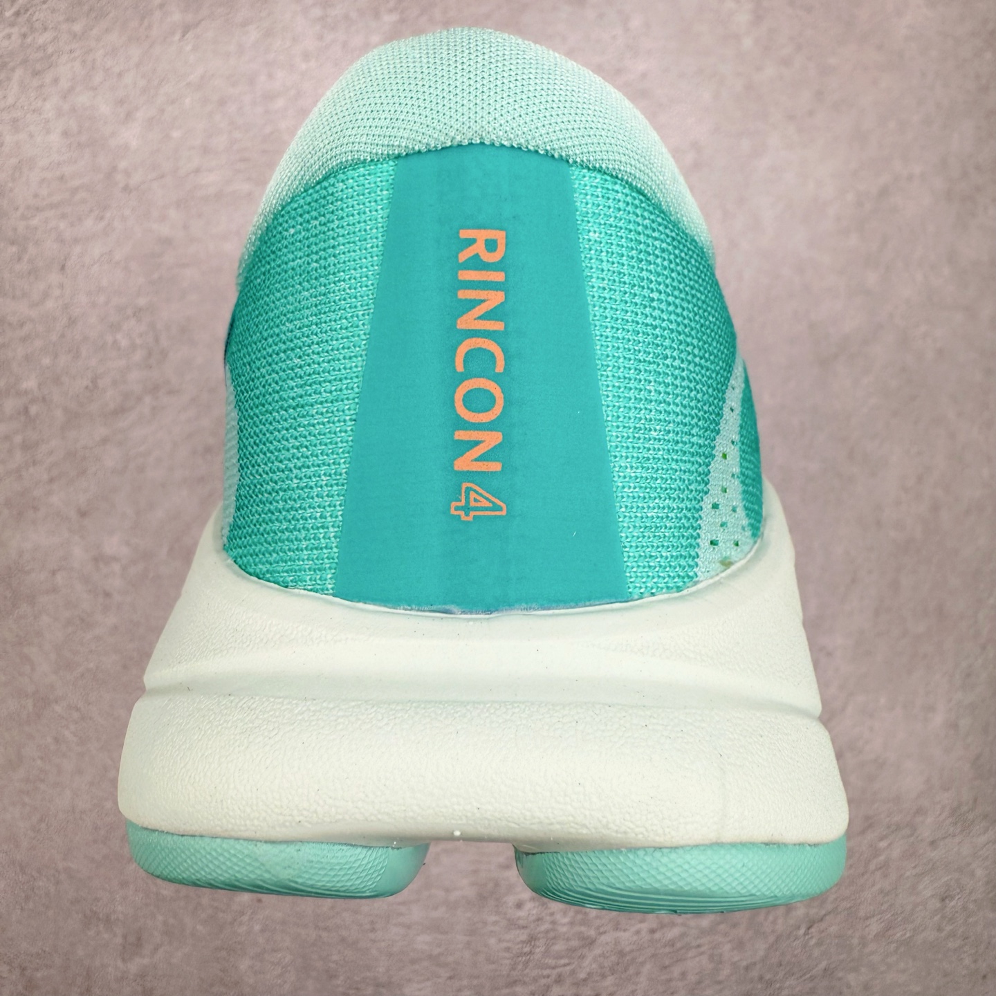 图片[8]-HOKA ONE ONE RINCON 4 舒适防滑耐磨低帮休闲跑步鞋 Rincon 4 是一款日常训练用的跑步鞋，踩上去的感觉很结实。它适合中短距离跑步，但如果您习惯于稍硬的感觉，也可以用于长距离跑步。但它的速度不够快，不能作为速度训练鞋，也不够柔软，不能作为恢复训练鞋，日常里程跑才是它的优势所在。如果您想尝试 Hoka 跑鞋，又想享受极具竞争力的价格，那就试试这款鞋吧。尺码：36 36.5 37.5 38 38.5 39 40 40.5 41 42 42.5 43 44 44.5 45-选品中心