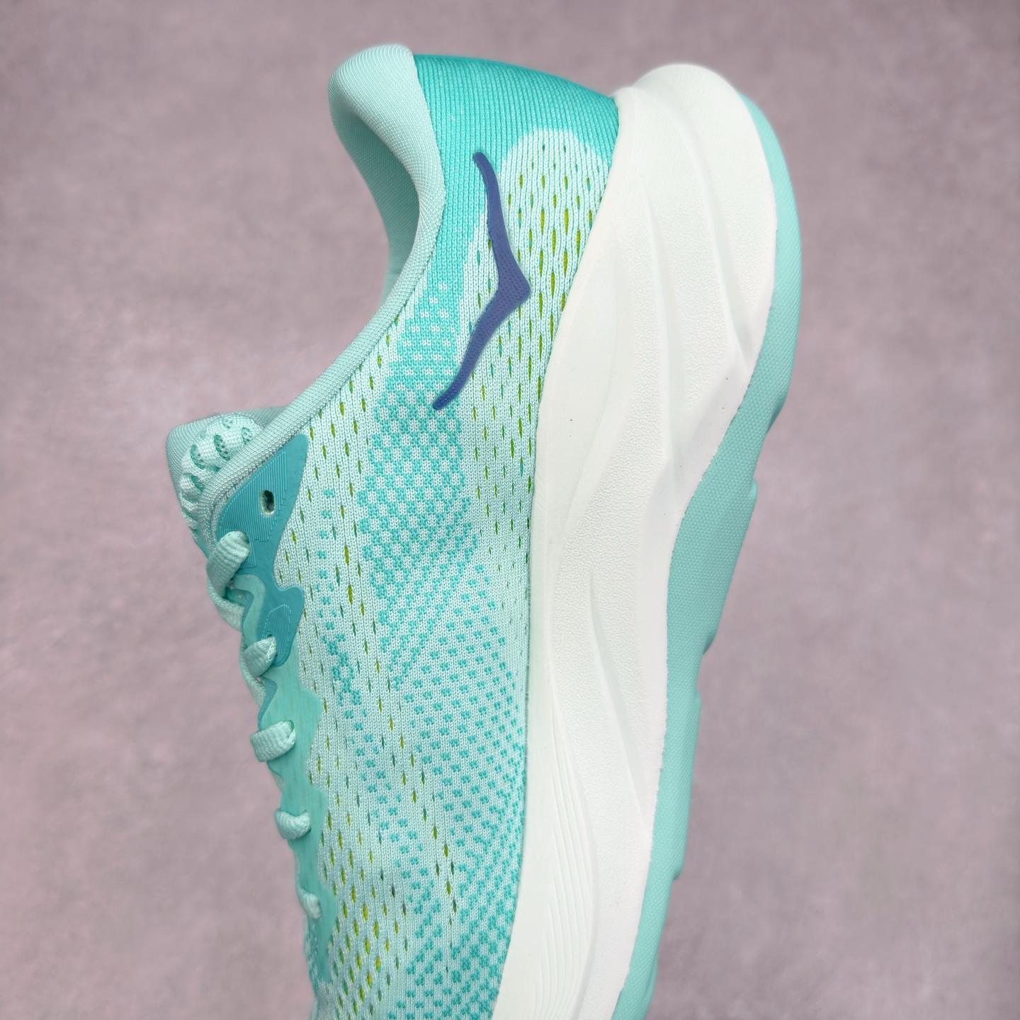 图片[7]-HOKA ONE ONE RINCON 4 舒适防滑耐磨低帮休闲跑步鞋 Rincon 4 是一款日常训练用的跑步鞋，踩上去的感觉很结实。它适合中短距离跑步，但如果您习惯于稍硬的感觉，也可以用于长距离跑步。但它的速度不够快，不能作为速度训练鞋，也不够柔软，不能作为恢复训练鞋，日常里程跑才是它的优势所在。如果您想尝试 Hoka 跑鞋，又想享受极具竞争力的价格，那就试试这款鞋吧。尺码：36 36.5 37.5 38 38.5 39 40 40.5 41 42 42.5 43 44 44.5 45-选品中心