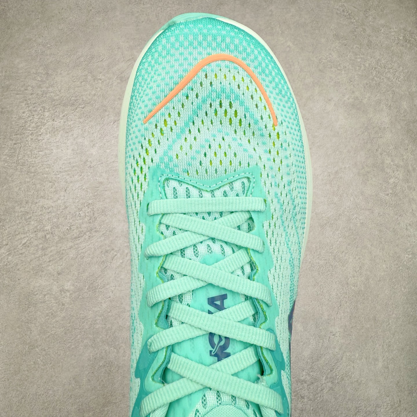 图片[4]-HOKA ONE ONE RINCON 4 舒适防滑耐磨低帮休闲跑步鞋 Rincon 4 是一款日常训练用的跑步鞋，踩上去的感觉很结实。它适合中短距离跑步，但如果您习惯于稍硬的感觉，也可以用于长距离跑步。但它的速度不够快，不能作为速度训练鞋，也不够柔软，不能作为恢复训练鞋，日常里程跑才是它的优势所在。如果您想尝试 Hoka 跑鞋，又想享受极具竞争力的价格，那就试试这款鞋吧。尺码：36 36.5 37.5 38 38.5 39 40 40.5 41 42 42.5 43 44 44.5 45-选品中心