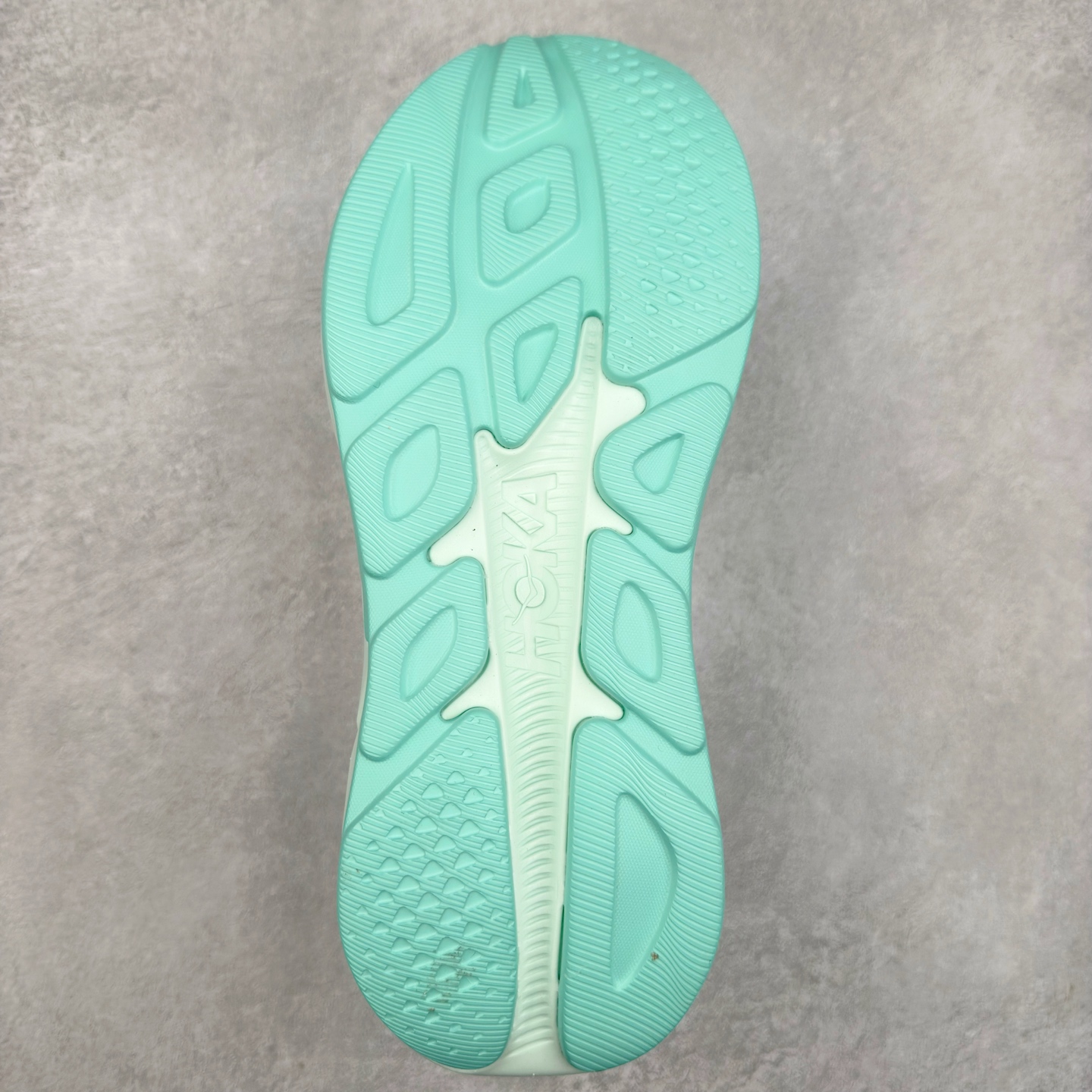 图片[9]-HOKA ONE ONE RINCON 4 舒适防滑耐磨低帮休闲跑步鞋 Rincon 4 是一款日常训练用的跑步鞋，踩上去的感觉很结实。它适合中短距离跑步，但如果您习惯于稍硬的感觉，也可以用于长距离跑步。但它的速度不够快，不能作为速度训练鞋，也不够柔软，不能作为恢复训练鞋，日常里程跑才是它的优势所在。如果您想尝试 Hoka 跑鞋，又想享受极具竞争力的价格，那就试试这款鞋吧。尺码：36 36.5 37.5 38 38.5 39 40 40.5 41 42 42.5 43 44 44.5 45-选品中心