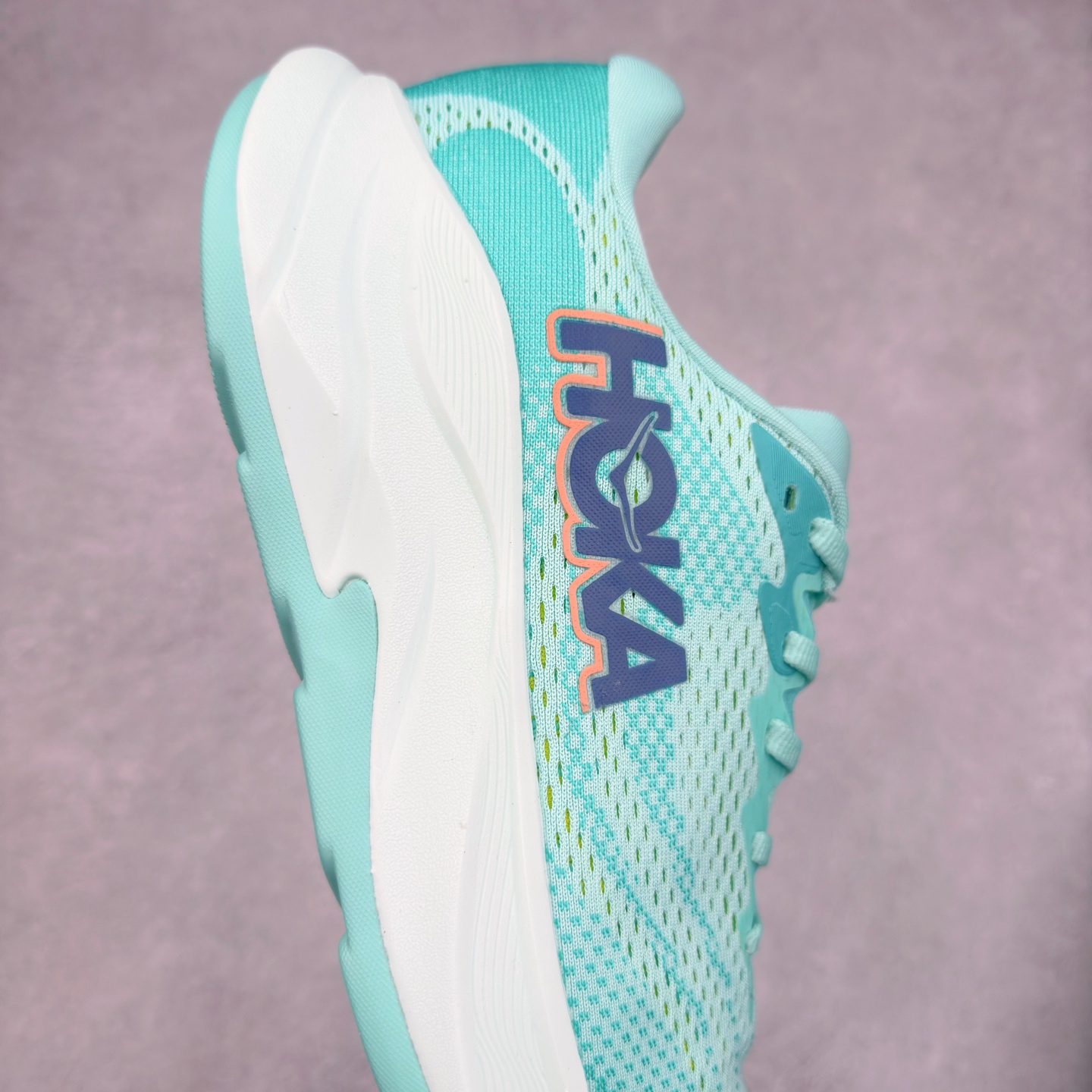 图片[6]-HOKA ONE ONE RINCON 4 舒适防滑耐磨低帮休闲跑步鞋 Rincon 4 是一款日常训练用的跑步鞋，踩上去的感觉很结实。它适合中短距离跑步，但如果您习惯于稍硬的感觉，也可以用于长距离跑步。但它的速度不够快，不能作为速度训练鞋，也不够柔软，不能作为恢复训练鞋，日常里程跑才是它的优势所在。如果您想尝试 Hoka 跑鞋，又想享受极具竞争力的价格，那就试试这款鞋吧。尺码：36 36.5 37.5 38 38.5 39 40 40.5 41 42 42.5 43 44 44.5 45-选品中心