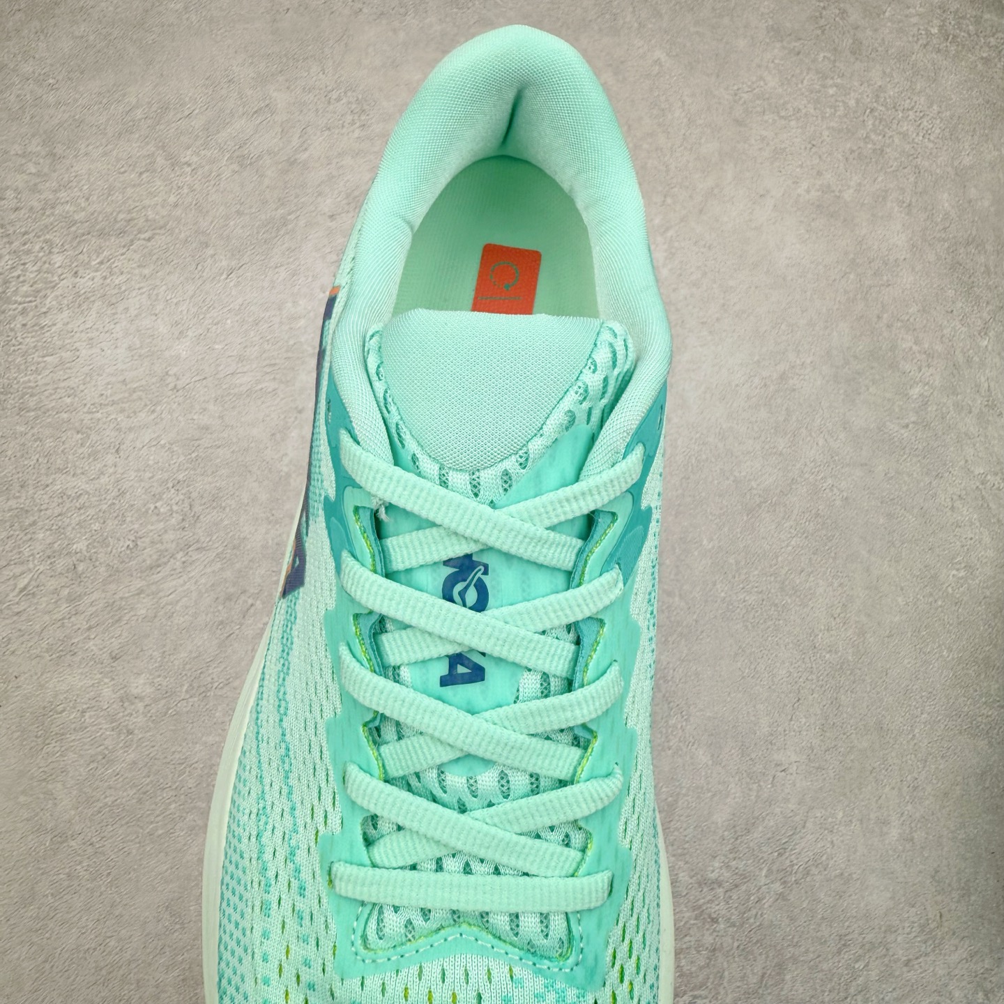 图片[5]-HOKA ONE ONE RINCON 4 舒适防滑耐磨低帮休闲跑步鞋 Rincon 4 是一款日常训练用的跑步鞋，踩上去的感觉很结实。它适合中短距离跑步，但如果您习惯于稍硬的感觉，也可以用于长距离跑步。但它的速度不够快，不能作为速度训练鞋，也不够柔软，不能作为恢复训练鞋，日常里程跑才是它的优势所在。如果您想尝试 Hoka 跑鞋，又想享受极具竞争力的价格，那就试试这款鞋吧。尺码：36 36.5 37.5 38 38.5 39 40 40.5 41 42 42.5 43 44 44.5 45-选品中心