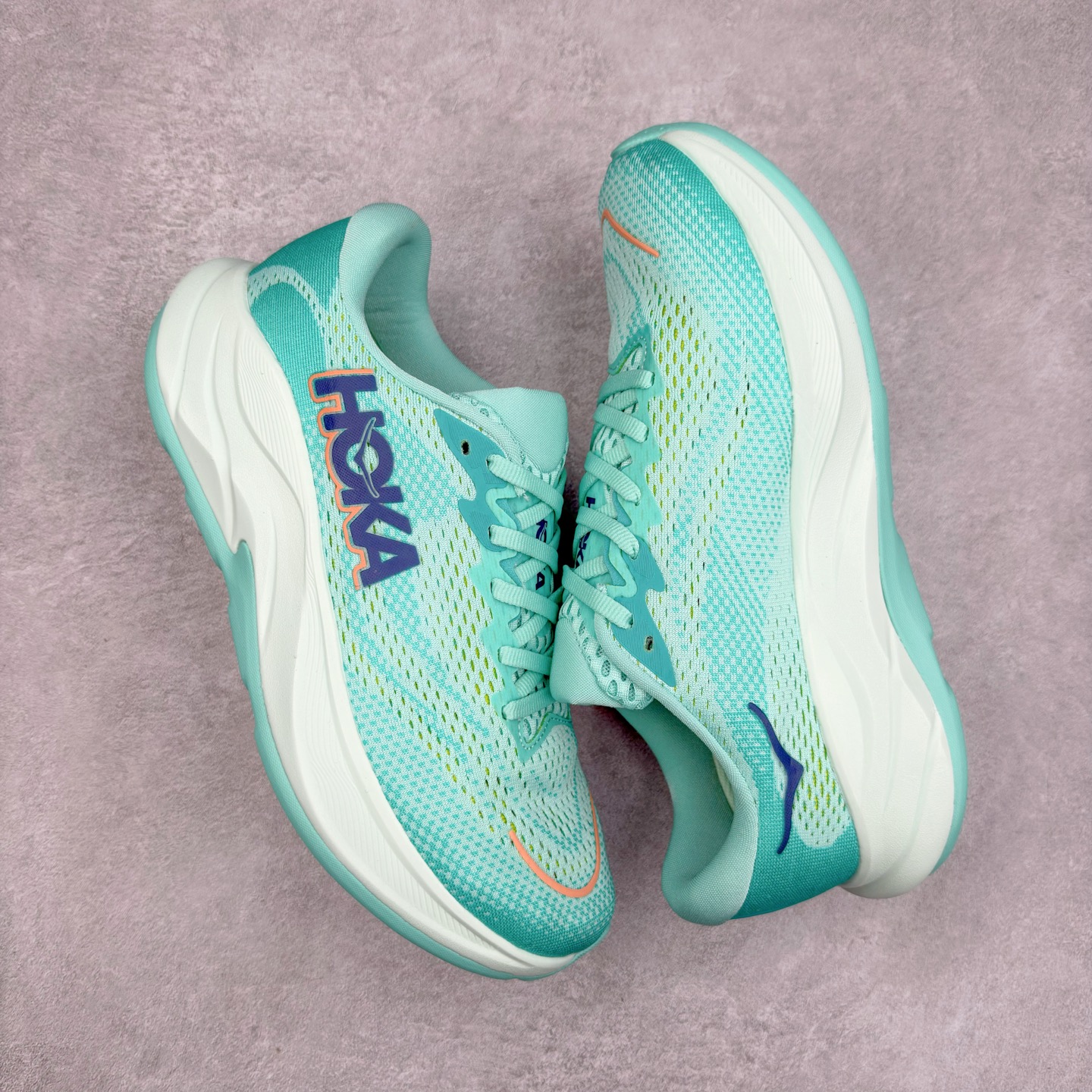 图片[3]-HOKA ONE ONE RINCON 4 舒适防滑耐磨低帮休闲跑步鞋 Rincon 4 是一款日常训练用的跑步鞋，踩上去的感觉很结实。它适合中短距离跑步，但如果您习惯于稍硬的感觉，也可以用于长距离跑步。但它的速度不够快，不能作为速度训练鞋，也不够柔软，不能作为恢复训练鞋，日常里程跑才是它的优势所在。如果您想尝试 Hoka 跑鞋，又想享受极具竞争力的价格，那就试试这款鞋吧。尺码：36 36.5 37.5 38 38.5 39 40 40.5 41 42 42.5 43 44 44.5 45-选品中心