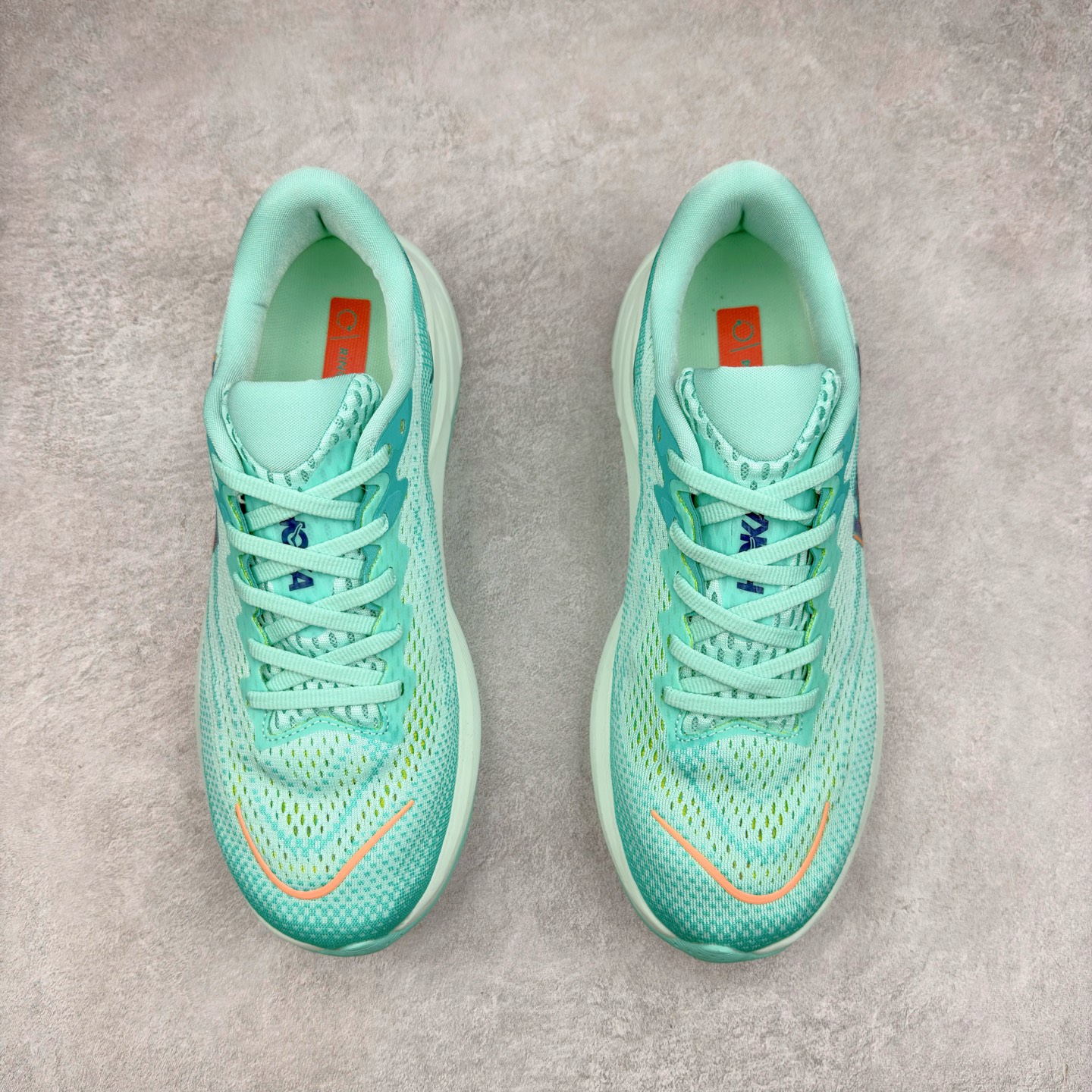 图片[2]-HOKA ONE ONE RINCON 4 舒适防滑耐磨低帮休闲跑步鞋 Rincon 4 是一款日常训练用的跑步鞋，踩上去的感觉很结实。它适合中短距离跑步，但如果您习惯于稍硬的感觉，也可以用于长距离跑步。但它的速度不够快，不能作为速度训练鞋，也不够柔软，不能作为恢复训练鞋，日常里程跑才是它的优势所在。如果您想尝试 Hoka 跑鞋，又想享受极具竞争力的价格，那就试试这款鞋吧。尺码：36 36.5 37.5 38 38.5 39 40 40.5 41 42 42.5 43 44 44.5 45-选品中心