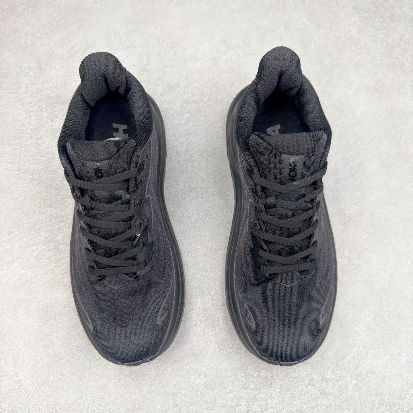 图片[2]-HOKA ONE ONE Clifton 克里夫顿10代专业性能减震公路跑步鞋 轻盈透气的针织网面和纱线的使用让鞋面更挺拔 增强鞋面的强度和支撑性能 搭配柔软的鞋舌 让双脚在舒适包裹中跑的更加畅快 全新泡棉中底 柔软的同时增强回弹性能 为不同跑者提供更平稳流畅的脚感 带来全面的缓冲保护 根据人体工程学设计的延长拉襟 后跟处弹软的海绵填充舒适固定 避免掉跟和摩擦 相比上一代光滑的内衬 Clifton 的内衬增强了摩擦力 避免双脚在鞋内滑动 尺码：36 36.5 37.5 38 38.5 39 40 40.5 41 42 42.5 43 44 44.5 45-选品中心