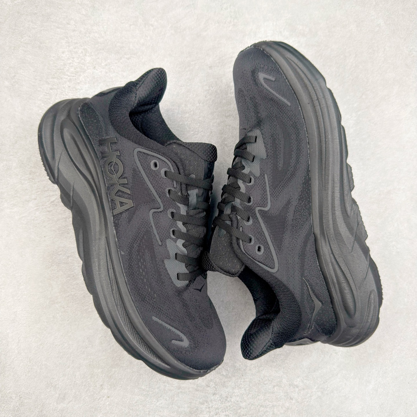 图片[3]-HOKA ONE ONE Clifton 克里夫顿10代专业性能减震公路跑步鞋 轻盈透气的针织网面和纱线的使用让鞋面更挺拔 增强鞋面的强度和支撑性能 搭配柔软的鞋舌 让双脚在舒适包裹中跑的更加畅快 全新泡棉中底 柔软的同时增强回弹性能 为不同跑者提供更平稳流畅的脚感 带来全面的缓冲保护 根据人体工程学设计的延长拉襟 后跟处弹软的海绵填充舒适固定 避免掉跟和摩擦 相比上一代光滑的内衬 Clifton 的内衬增强了摩擦力 避免双脚在鞋内滑动 尺码：36 36.5 37.5 38 38.5 39 40 40.5 41 42 42.5 43 44 44.5 45-选品中心