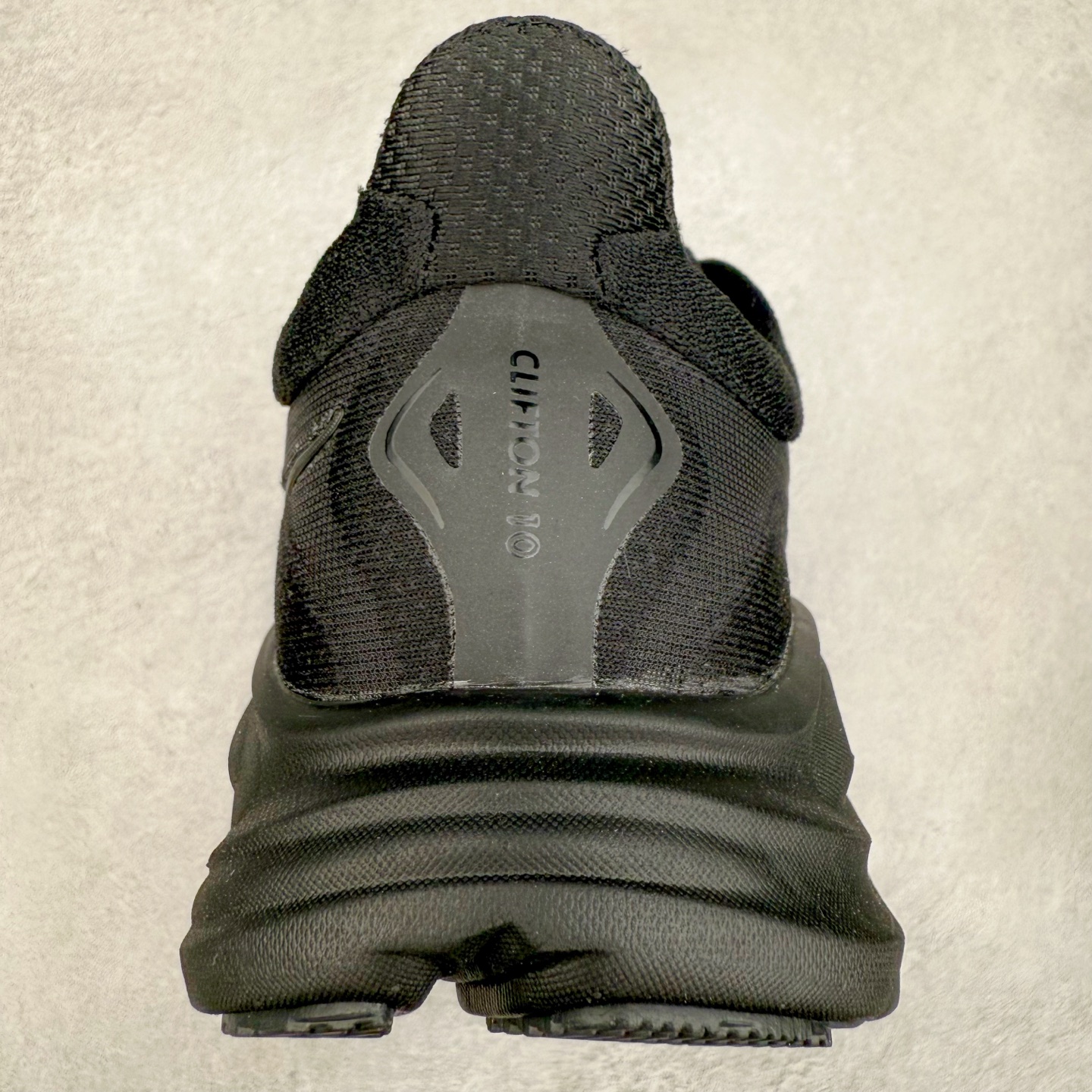 图片[8]-HOKA ONE ONE Clifton 克里夫顿10代专业性能减震公路跑步鞋 轻盈透气的针织网面和纱线的使用让鞋面更挺拔 增强鞋面的强度和支撑性能 搭配柔软的鞋舌 让双脚在舒适包裹中跑的更加畅快 全新泡棉中底 柔软的同时增强回弹性能 为不同跑者提供更平稳流畅的脚感 带来全面的缓冲保护 根据人体工程学设计的延长拉襟 后跟处弹软的海绵填充舒适固定 避免掉跟和摩擦 相比上一代光滑的内衬 Clifton 的内衬增强了摩擦力 避免双脚在鞋内滑动 尺码：36 36.5 37.5 38 38.5 39 40 40.5 41 42 42.5 43 44 44.5 45-选品中心