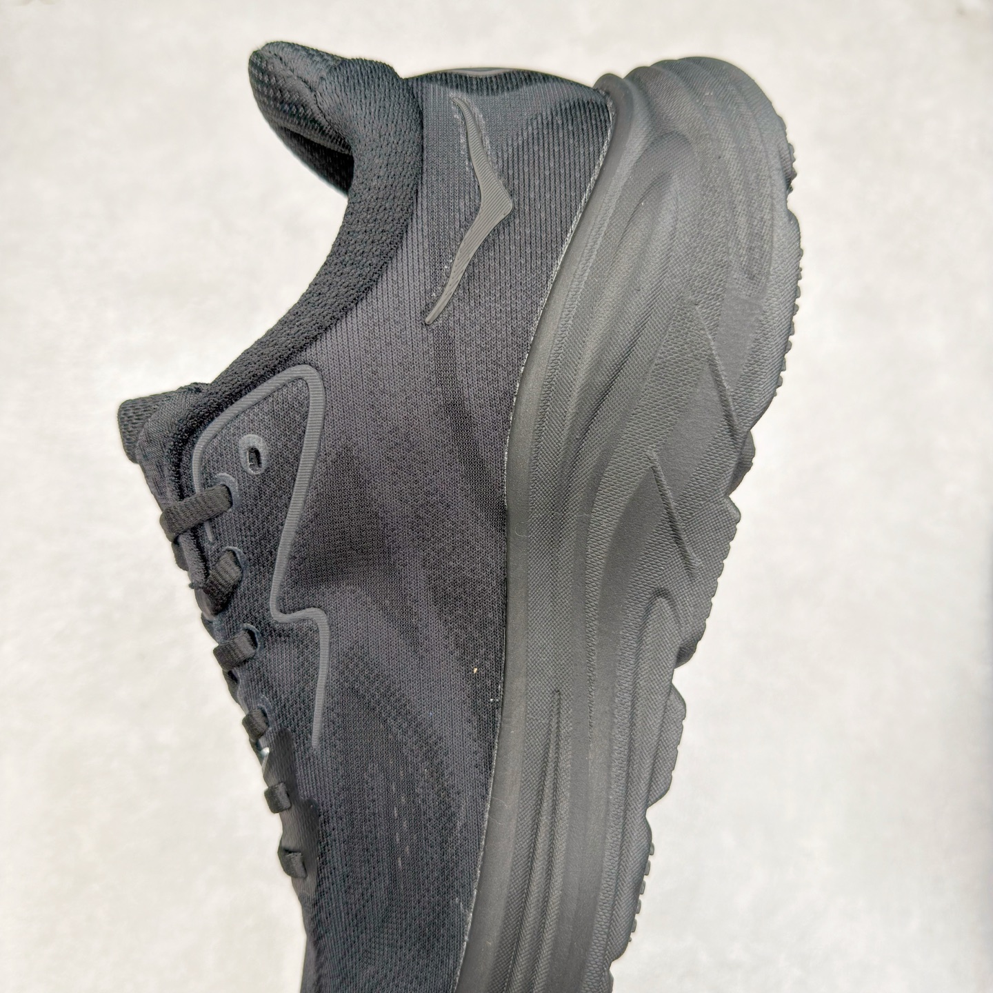 图片[7]-HOKA ONE ONE Clifton 克里夫顿10代专业性能减震公路跑步鞋 轻盈透气的针织网面和纱线的使用让鞋面更挺拔 增强鞋面的强度和支撑性能 搭配柔软的鞋舌 让双脚在舒适包裹中跑的更加畅快 全新泡棉中底 柔软的同时增强回弹性能 为不同跑者提供更平稳流畅的脚感 带来全面的缓冲保护 根据人体工程学设计的延长拉襟 后跟处弹软的海绵填充舒适固定 避免掉跟和摩擦 相比上一代光滑的内衬 Clifton 的内衬增强了摩擦力 避免双脚在鞋内滑动 尺码：36 36.5 37.5 38 38.5 39 40 40.5 41 42 42.5 43 44 44.5 45-选品中心