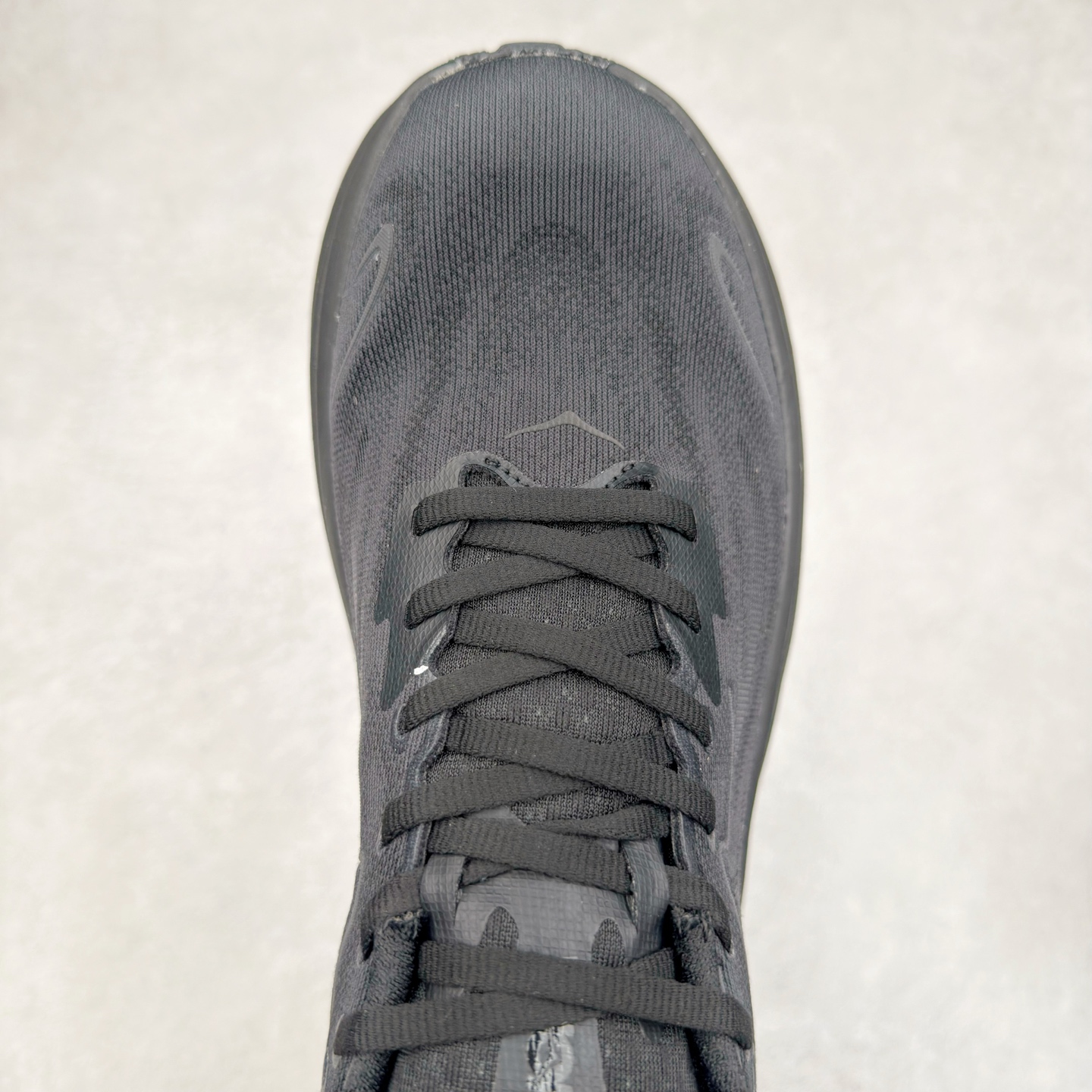 图片[4]-HOKA ONE ONE Clifton 克里夫顿10代专业性能减震公路跑步鞋 轻盈透气的针织网面和纱线的使用让鞋面更挺拔 增强鞋面的强度和支撑性能 搭配柔软的鞋舌 让双脚在舒适包裹中跑的更加畅快 全新泡棉中底 柔软的同时增强回弹性能 为不同跑者提供更平稳流畅的脚感 带来全面的缓冲保护 根据人体工程学设计的延长拉襟 后跟处弹软的海绵填充舒适固定 避免掉跟和摩擦 相比上一代光滑的内衬 Clifton 的内衬增强了摩擦力 避免双脚在鞋内滑动 尺码：36 36.5 37.5 38 38.5 39 40 40.5 41 42 42.5 43 44 44.5 45-选品中心