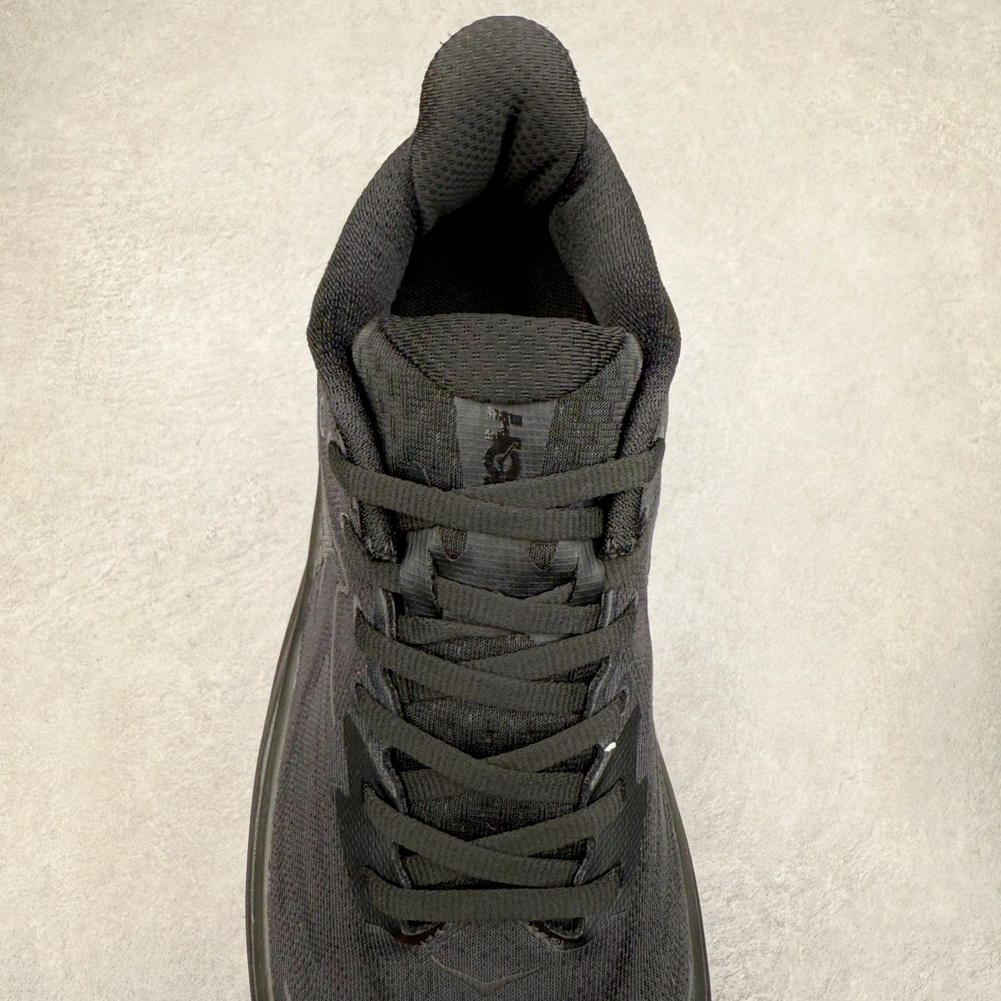 图片[5]-HOKA ONE ONE Clifton 克里夫顿10代专业性能减震公路跑步鞋 轻盈透气的针织网面和纱线的使用让鞋面更挺拔 增强鞋面的强度和支撑性能 搭配柔软的鞋舌 让双脚在舒适包裹中跑的更加畅快 全新泡棉中底 柔软的同时增强回弹性能 为不同跑者提供更平稳流畅的脚感 带来全面的缓冲保护 根据人体工程学设计的延长拉襟 后跟处弹软的海绵填充舒适固定 避免掉跟和摩擦 相比上一代光滑的内衬 Clifton 的内衬增强了摩擦力 避免双脚在鞋内滑动 尺码：36 36.5 37.5 38 38.5 39 40 40.5 41 42 42.5 43 44 44.5 45-选品中心