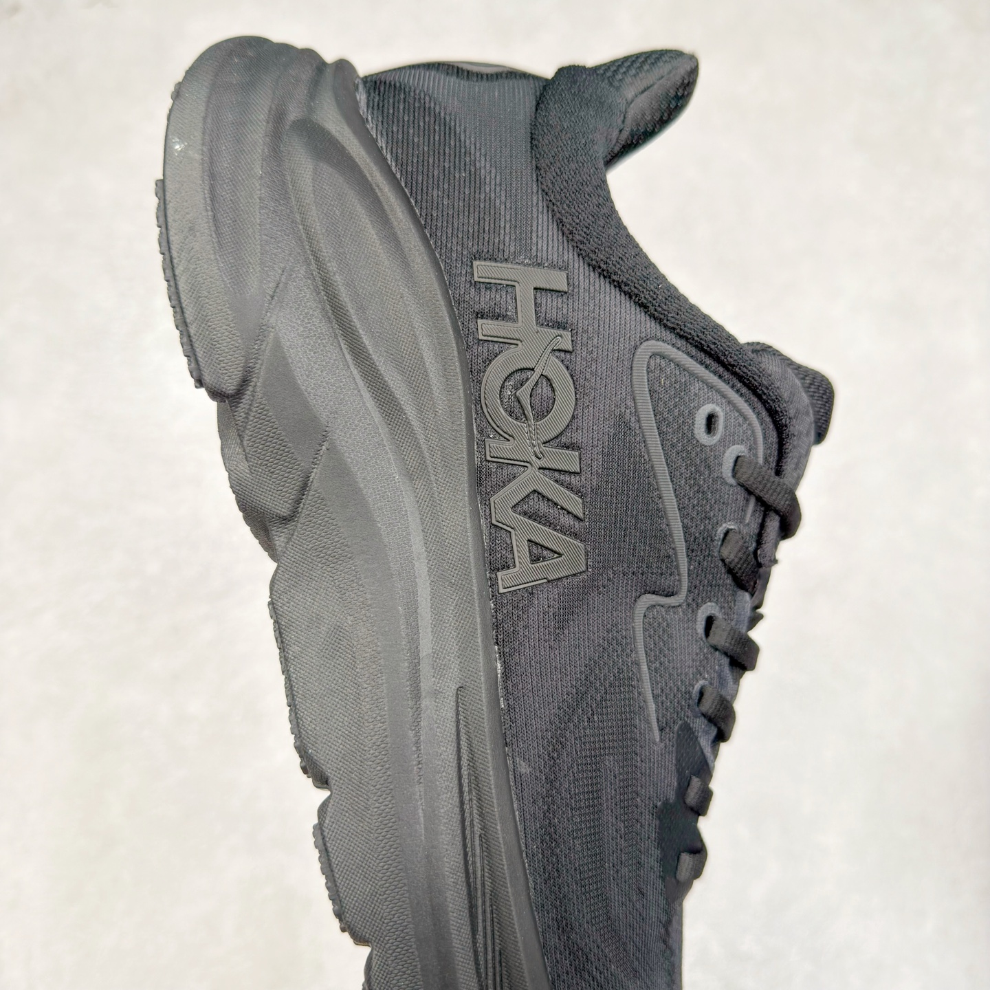 图片[6]-HOKA ONE ONE Clifton 克里夫顿10代专业性能减震公路跑步鞋 轻盈透气的针织网面和纱线的使用让鞋面更挺拔 增强鞋面的强度和支撑性能 搭配柔软的鞋舌 让双脚在舒适包裹中跑的更加畅快 全新泡棉中底 柔软的同时增强回弹性能 为不同跑者提供更平稳流畅的脚感 带来全面的缓冲保护 根据人体工程学设计的延长拉襟 后跟处弹软的海绵填充舒适固定 避免掉跟和摩擦 相比上一代光滑的内衬 Clifton 的内衬增强了摩擦力 避免双脚在鞋内滑动 尺码：36 36.5 37.5 38 38.5 39 40 40.5 41 42 42.5 43 44 44.5 45-选品中心