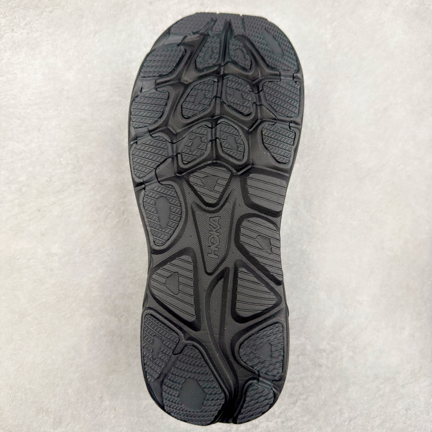 图片[9]-HOKA ONE ONE Clifton 克里夫顿10代专业性能减震公路跑步鞋 轻盈透气的针织网面和纱线的使用让鞋面更挺拔 增强鞋面的强度和支撑性能 搭配柔软的鞋舌 让双脚在舒适包裹中跑的更加畅快 全新泡棉中底 柔软的同时增强回弹性能 为不同跑者提供更平稳流畅的脚感 带来全面的缓冲保护 根据人体工程学设计的延长拉襟 后跟处弹软的海绵填充舒适固定 避免掉跟和摩擦 相比上一代光滑的内衬 Clifton 的内衬增强了摩擦力 避免双脚在鞋内滑动 尺码：36 36.5 37.5 38 38.5 39 40 40.5 41 42 42.5 43 44 44.5 45-选品中心