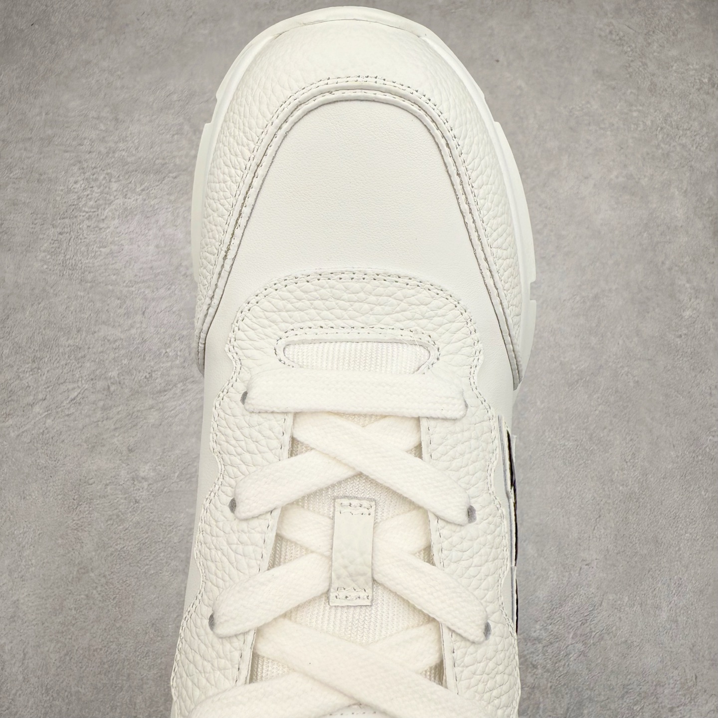 图片[4]-LOUIS VUITTON 2025 秋冬男士系列 Classic 牛皮革 圆头系带 低帮 生活休闲鞋 男女款 原版开发 市面唯一正确版本 原版购入开发 欢迎对比 这款Classic 运动鞋于 2025 秋冬男士系列初次亮相 以光滑牛皮革塑造考究设计 可轻松融入各式造型 瞩目 LV 字母标注鞋侧 轻盈橡胶外底点缀 Vuitton 标识 材料使用原版定制进口头层牛皮 内里使用原版进口透气网里 原版开模橡胶发泡材质大底 内增高4CM 尺码：39 40 41 42 43 44 45-选品中心