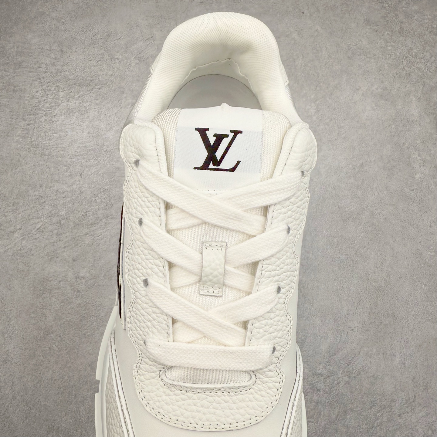 图片[5]-LOUIS VUITTON 2025 秋冬男士系列 Classic 牛皮革 圆头系带 低帮 生活休闲鞋 男女款 原版开发 市面唯一正确版本 原版购入开发 欢迎对比 这款Classic 运动鞋于 2025 秋冬男士系列初次亮相 以光滑牛皮革塑造考究设计 可轻松融入各式造型 瞩目 LV 字母标注鞋侧 轻盈橡胶外底点缀 Vuitton 标识 材料使用原版定制进口头层牛皮 内里使用原版进口透气网里 原版开模橡胶发泡材质大底 内增高4CM 尺码：39 40 41 42 43 44 45-选品中心