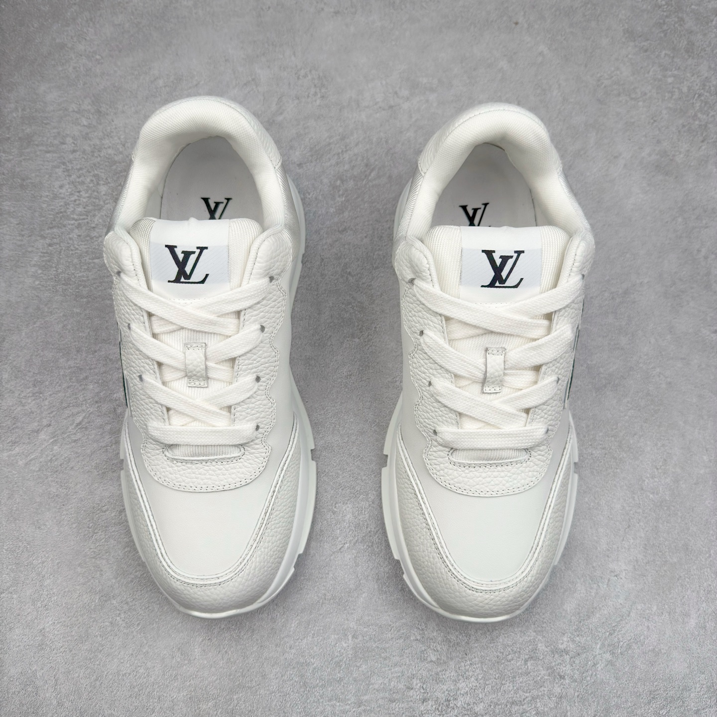 图片[2]-LOUIS VUITTON 2025 秋冬男士系列 Classic 牛皮革 圆头系带 低帮 生活休闲鞋 男女款 原版开发 市面唯一正确版本 原版购入开发 欢迎对比 这款Classic 运动鞋于 2025 秋冬男士系列初次亮相 以光滑牛皮革塑造考究设计 可轻松融入各式造型 瞩目 LV 字母标注鞋侧 轻盈橡胶外底点缀 Vuitton 标识 材料使用原版定制进口头层牛皮 内里使用原版进口透气网里 原版开模橡胶发泡材质大底 内增高4CM 尺码：39 40 41 42 43 44 45-选品中心