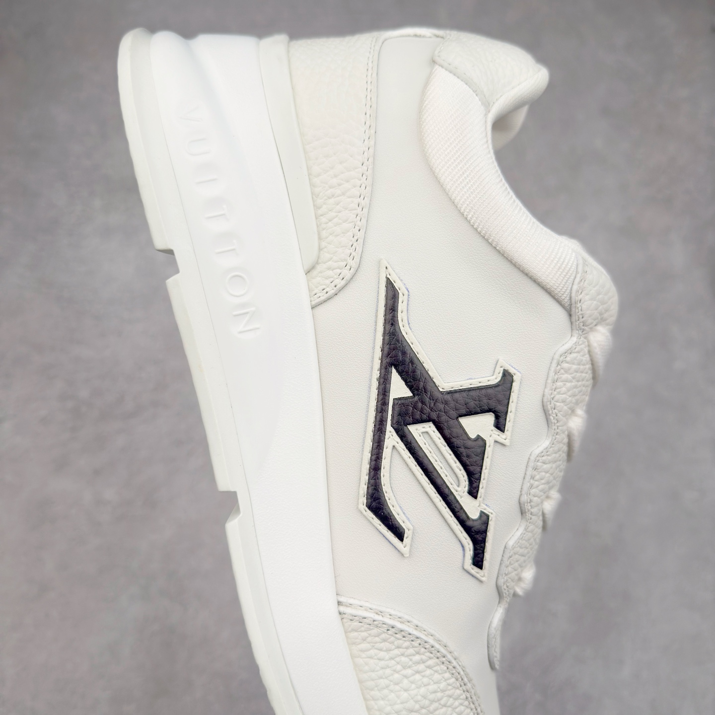 图片[6]-LOUIS VUITTON 2025 秋冬男士系列 Classic 牛皮革 圆头系带 低帮 生活休闲鞋 男女款 原版开发 市面唯一正确版本 原版购入开发 欢迎对比 这款Classic 运动鞋于 2025 秋冬男士系列初次亮相 以光滑牛皮革塑造考究设计 可轻松融入各式造型 瞩目 LV 字母标注鞋侧 轻盈橡胶外底点缀 Vuitton 标识 材料使用原版定制进口头层牛皮 内里使用原版进口透气网里 原版开模橡胶发泡材质大底 内增高4CM 尺码：39 40 41 42 43 44 45-选品中心