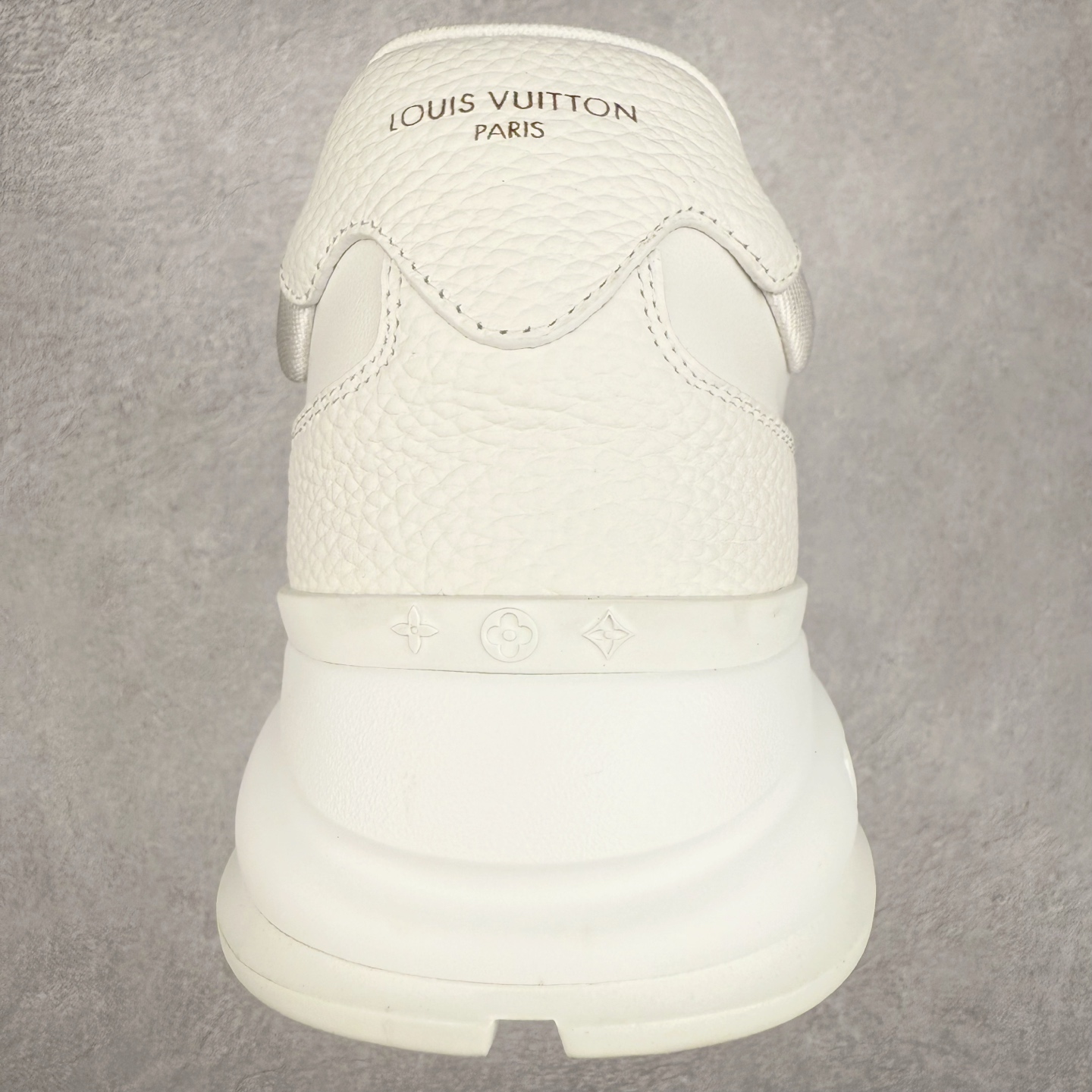 图片[8]-LOUIS VUITTON 2025 秋冬男士系列 Classic 牛皮革 圆头系带 低帮 生活休闲鞋 男女款 原版开发 市面唯一正确版本 原版购入开发 欢迎对比 这款Classic 运动鞋于 2025 秋冬男士系列初次亮相 以光滑牛皮革塑造考究设计 可轻松融入各式造型 瞩目 LV 字母标注鞋侧 轻盈橡胶外底点缀 Vuitton 标识 材料使用原版定制进口头层牛皮 内里使用原版进口透气网里 原版开模橡胶发泡材质大底 内增高4CM 尺码：39 40 41 42 43 44 45-选品中心