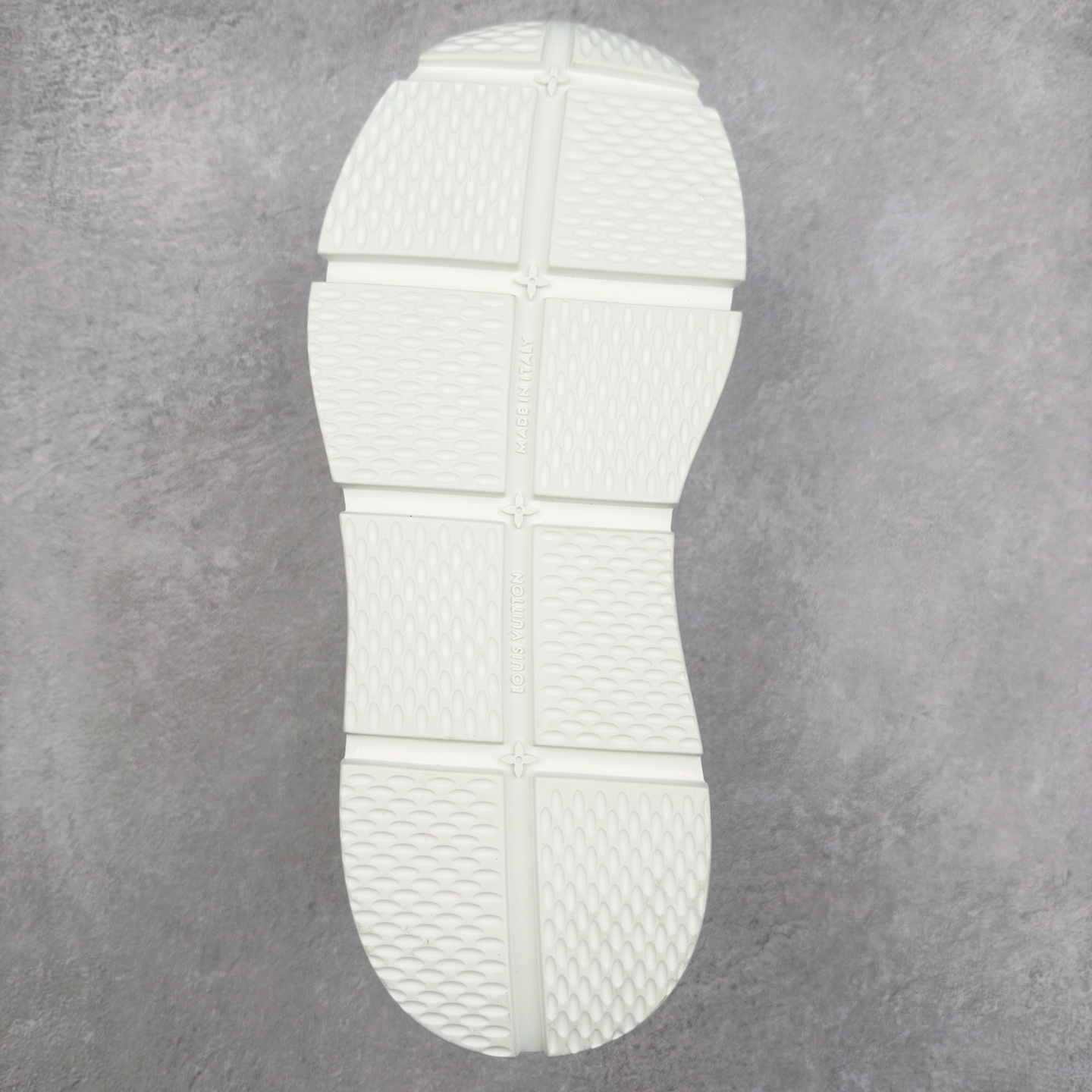 图片[9]-LOUIS VUITTON 2025 秋冬男士系列 Classic 牛皮革 圆头系带 低帮 生活休闲鞋 男女款 原版开发 市面唯一正确版本 原版购入开发 欢迎对比 这款Classic 运动鞋于 2025 秋冬男士系列初次亮相 以光滑牛皮革塑造考究设计 可轻松融入各式造型 瞩目 LV 字母标注鞋侧 轻盈橡胶外底点缀 Vuitton 标识 材料使用原版定制进口头层牛皮 内里使用原版进口透气网里 原版开模橡胶发泡材质大底 内增高4CM 尺码：39 40 41 42 43 44 45-选品中心