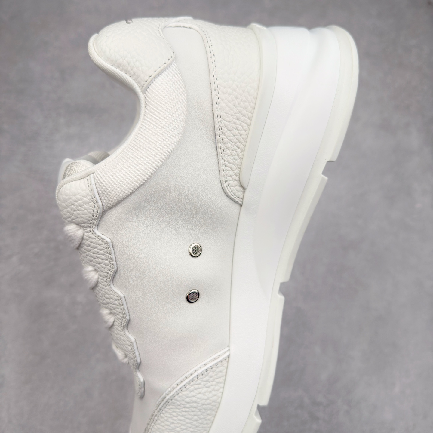 图片[7]-LOUIS VUITTON 2025 秋冬男士系列 Classic 牛皮革 圆头系带 低帮 生活休闲鞋 男女款 原版开发 市面唯一正确版本 原版购入开发 欢迎对比 这款Classic 运动鞋于 2025 秋冬男士系列初次亮相 以光滑牛皮革塑造考究设计 可轻松融入各式造型 瞩目 LV 字母标注鞋侧 轻盈橡胶外底点缀 Vuitton 标识 材料使用原版定制进口头层牛皮 内里使用原版进口透气网里 原版开模橡胶发泡材质大底 内增高4CM 尺码：39 40 41 42 43 44 45-选品中心