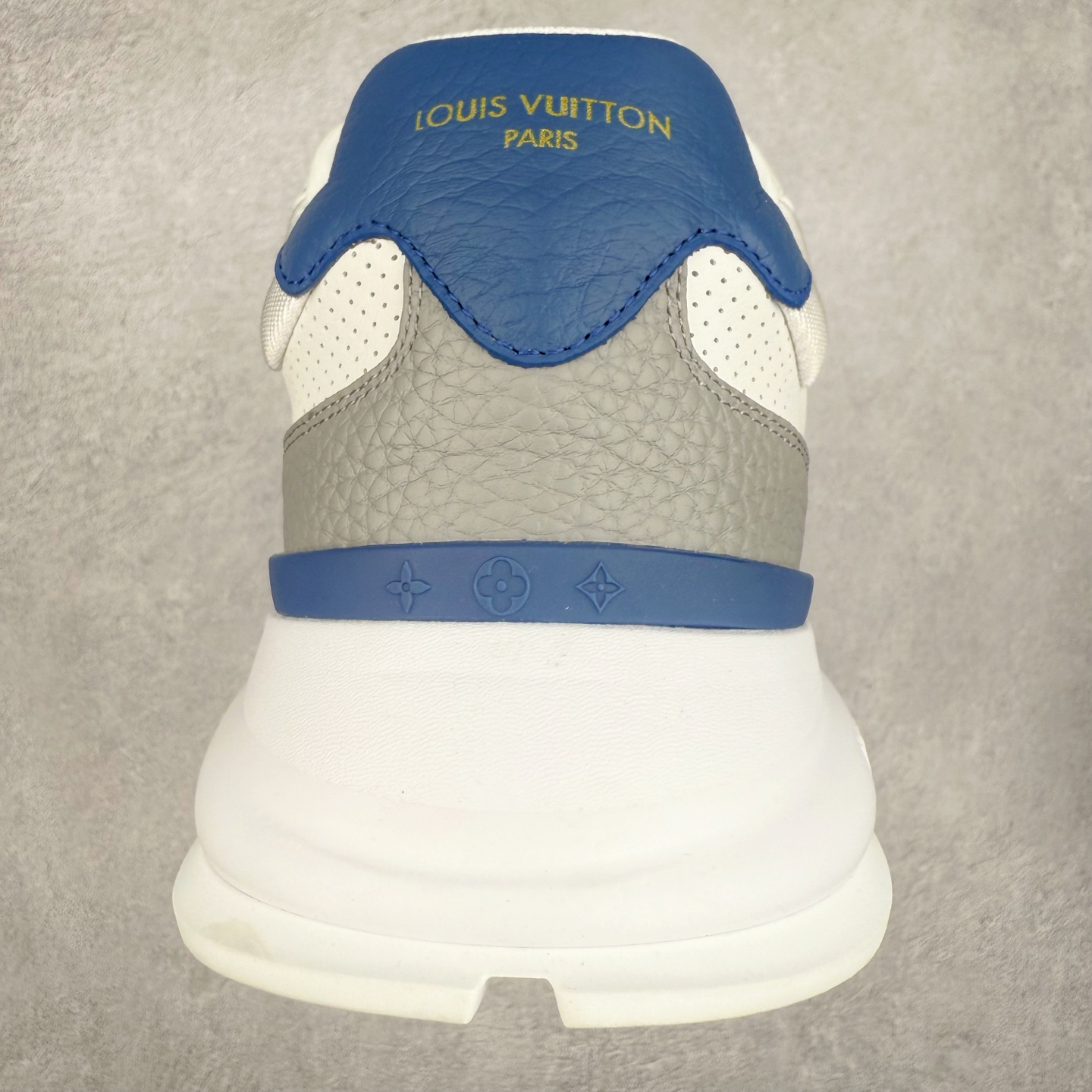 图片[8]-LOUIS VUITTON 2025 秋冬男士系列 Classic 牛皮革 圆头系带 低帮 生活休闲鞋 男女款 原版开发 市面唯一正确版本 原版购入开发 欢迎对比 这款Classic 运动鞋于 2025 秋冬男士系列初次亮相 以光滑牛皮革塑造考究设计 可轻松融入各式造型 瞩目 LV 字母标注鞋侧 轻盈橡胶外底点缀 Vuitton 标识 材料使用原版定制进口头层牛皮 内里使用原版进口透气网里 原版开模橡胶发泡材质大底 内增高4CM 尺码：39 40 41 42 43 44 45-选品中心