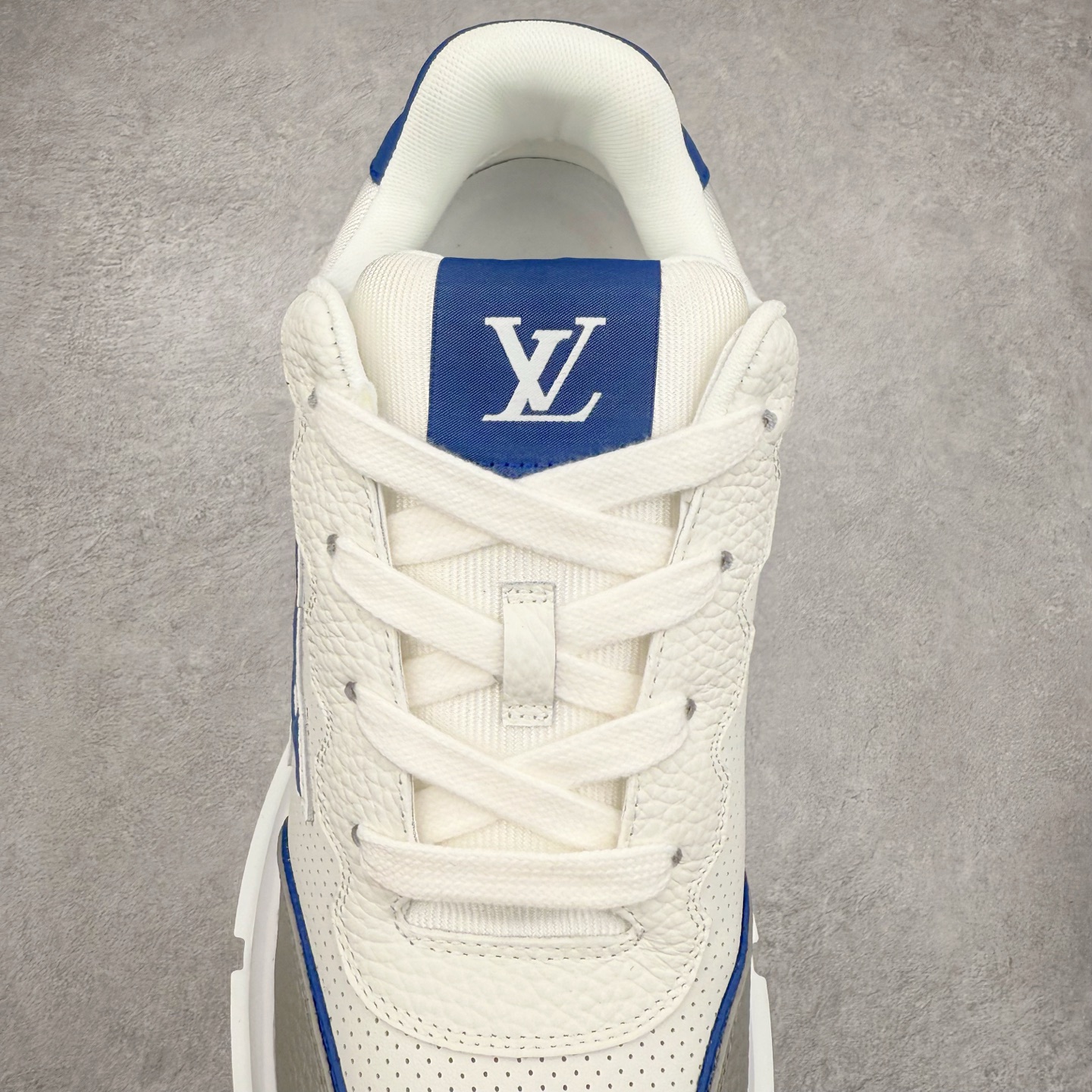 图片[5]-LOUIS VUITTON 2025 秋冬男士系列 Classic 牛皮革 圆头系带 低帮 生活休闲鞋 男女款 原版开发 市面唯一正确版本 原版购入开发 欢迎对比 这款Classic 运动鞋于 2025 秋冬男士系列初次亮相 以光滑牛皮革塑造考究设计 可轻松融入各式造型 瞩目 LV 字母标注鞋侧 轻盈橡胶外底点缀 Vuitton 标识 材料使用原版定制进口头层牛皮 内里使用原版进口透气网里 原版开模橡胶发泡材质大底 内增高4CM 尺码：39 40 41 42 43 44 45-选品中心