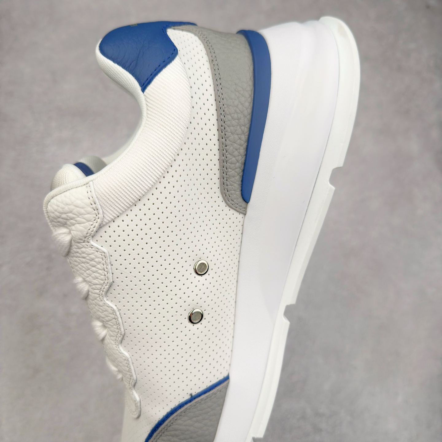 图片[7]-LOUIS VUITTON 2025 秋冬男士系列 Classic 牛皮革 圆头系带 低帮 生活休闲鞋 男女款 原版开发 市面唯一正确版本 原版购入开发 欢迎对比 这款Classic 运动鞋于 2025 秋冬男士系列初次亮相 以光滑牛皮革塑造考究设计 可轻松融入各式造型 瞩目 LV 字母标注鞋侧 轻盈橡胶外底点缀 Vuitton 标识 材料使用原版定制进口头层牛皮 内里使用原版进口透气网里 原版开模橡胶发泡材质大底 内增高4CM 尺码：39 40 41 42 43 44 45-选品中心