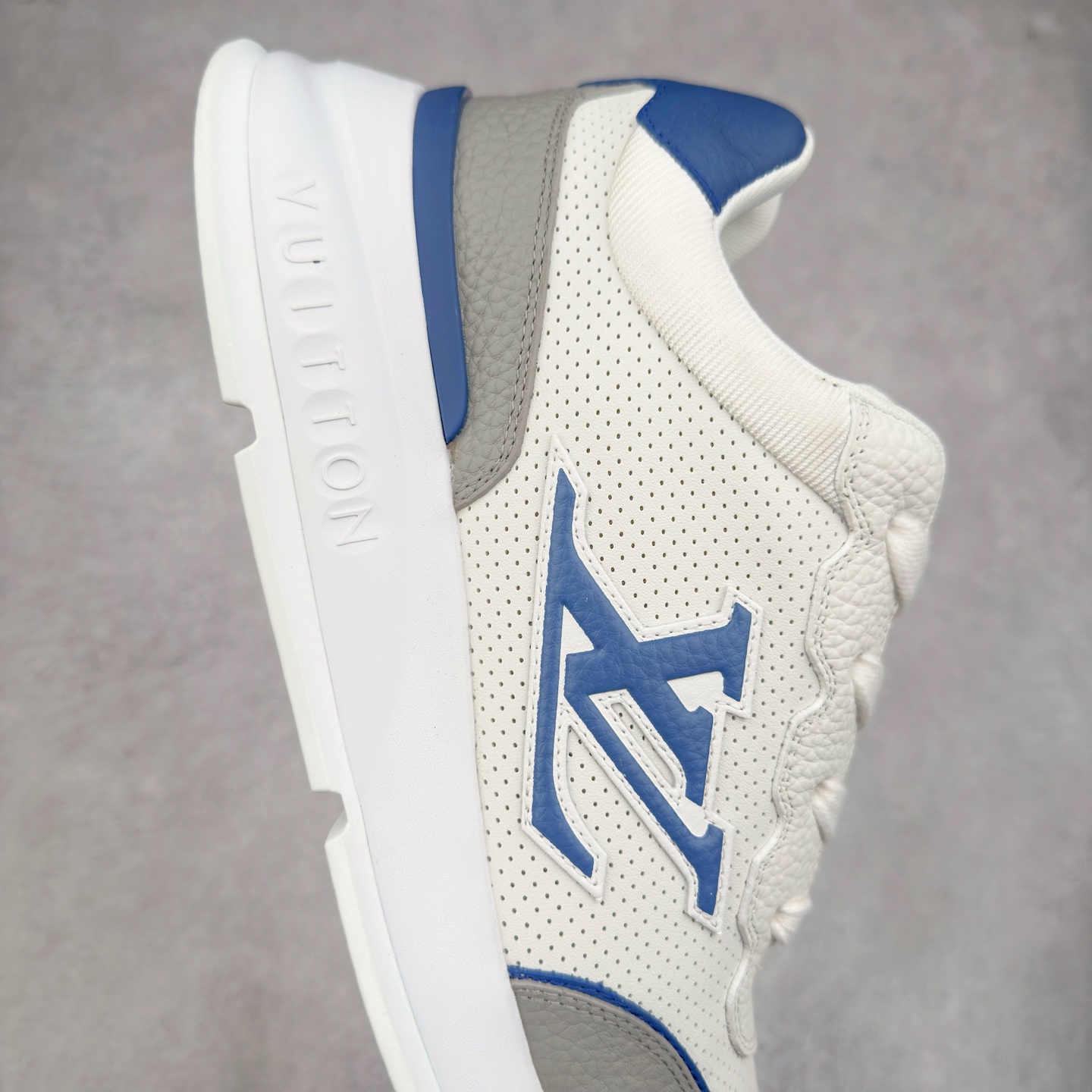 图片[6]-LOUIS VUITTON 2025 秋冬男士系列 Classic 牛皮革 圆头系带 低帮 生活休闲鞋 男女款 原版开发 市面唯一正确版本 原版购入开发 欢迎对比 这款Classic 运动鞋于 2025 秋冬男士系列初次亮相 以光滑牛皮革塑造考究设计 可轻松融入各式造型 瞩目 LV 字母标注鞋侧 轻盈橡胶外底点缀 Vuitton 标识 材料使用原版定制进口头层牛皮 内里使用原版进口透气网里 原版开模橡胶发泡材质大底 内增高4CM 尺码：39 40 41 42 43 44 45-选品中心