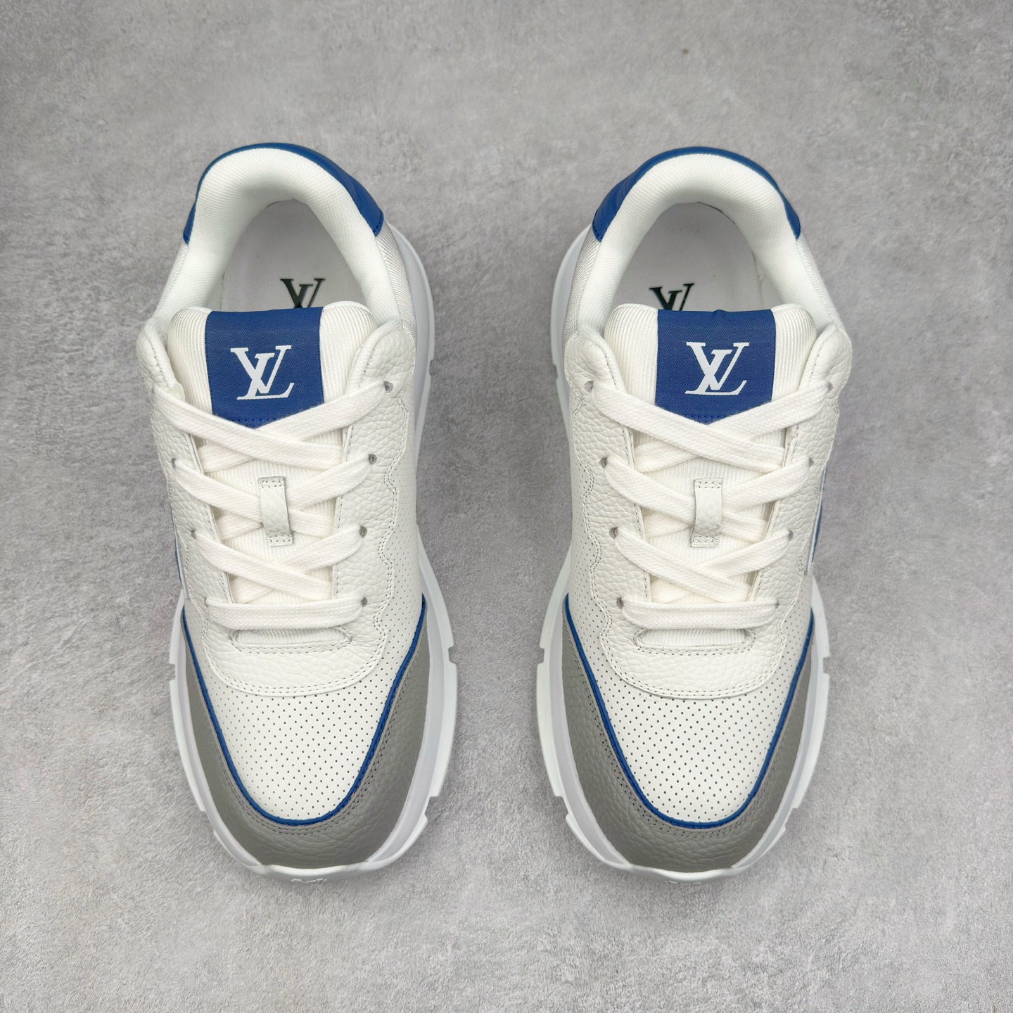 图片[2]-LOUIS VUITTON 2025 秋冬男士系列 Classic 牛皮革 圆头系带 低帮 生活休闲鞋 男女款 原版开发 市面唯一正确版本 原版购入开发 欢迎对比 这款Classic 运动鞋于 2025 秋冬男士系列初次亮相 以光滑牛皮革塑造考究设计 可轻松融入各式造型 瞩目 LV 字母标注鞋侧 轻盈橡胶外底点缀 Vuitton 标识 材料使用原版定制进口头层牛皮 内里使用原版进口透气网里 原版开模橡胶发泡材质大底 内增高4CM 尺码：39 40 41 42 43 44 45-选品中心