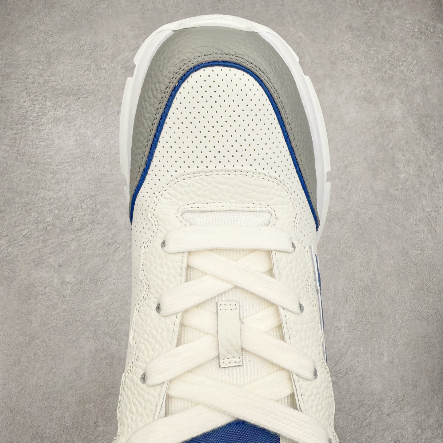 图片[4]-LOUIS VUITTON 2025 秋冬男士系列 Classic 牛皮革 圆头系带 低帮 生活休闲鞋 男女款 原版开发 市面唯一正确版本 原版购入开发 欢迎对比 这款Classic 运动鞋于 2025 秋冬男士系列初次亮相 以光滑牛皮革塑造考究设计 可轻松融入各式造型 瞩目 LV 字母标注鞋侧 轻盈橡胶外底点缀 Vuitton 标识 材料使用原版定制进口头层牛皮 内里使用原版进口透气网里 原版开模橡胶发泡材质大底 内增高4CM 尺码：39 40 41 42 43 44 45-选品中心