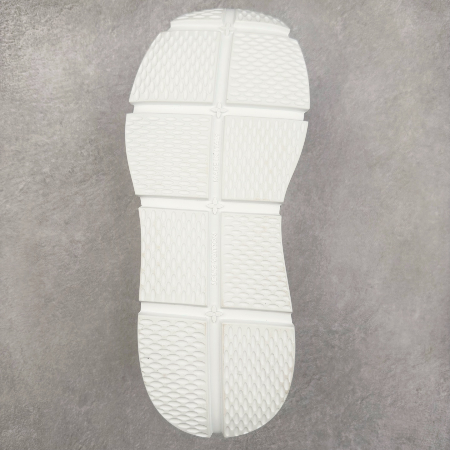 图片[9]-LOUIS VUITTON 2025 秋冬男士系列 Classic 牛皮革 圆头系带 低帮 生活休闲鞋 男女款 原版开发 市面唯一正确版本 原版购入开发 欢迎对比 这款Classic 运动鞋于 2025 秋冬男士系列初次亮相 以光滑牛皮革塑造考究设计 可轻松融入各式造型 瞩目 LV 字母标注鞋侧 轻盈橡胶外底点缀 Vuitton 标识 材料使用原版定制进口头层牛皮 内里使用原版进口透气网里 原版开模橡胶发泡材质大底 内增高4CM 尺码：39 40 41 42 43 44 45-选品中心