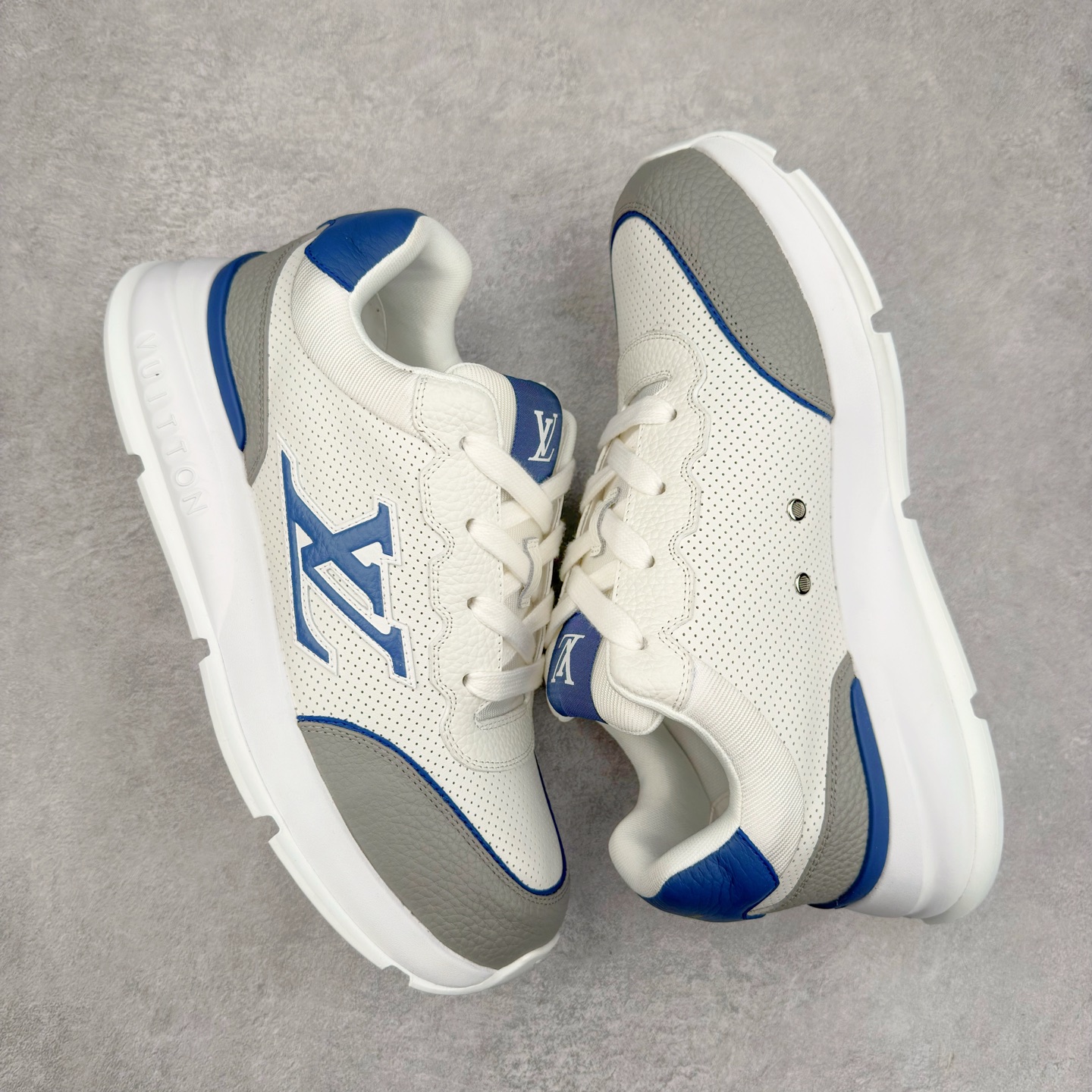 图片[3]-LOUIS VUITTON 2025 秋冬男士系列 Classic 牛皮革 圆头系带 低帮 生活休闲鞋 男女款 原版开发 市面唯一正确版本 原版购入开发 欢迎对比 这款Classic 运动鞋于 2025 秋冬男士系列初次亮相 以光滑牛皮革塑造考究设计 可轻松融入各式造型 瞩目 LV 字母标注鞋侧 轻盈橡胶外底点缀 Vuitton 标识 材料使用原版定制进口头层牛皮 内里使用原版进口透气网里 原版开模橡胶发泡材质大底 内增高4CM 尺码：39 40 41 42 43 44 45-选品中心